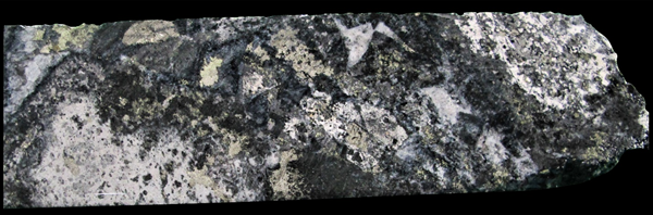 Figura 10 – Mineralización típica de Au-Ag-Cu en el pozo de perforación CHT-DDH-044 (Breccia Clint)