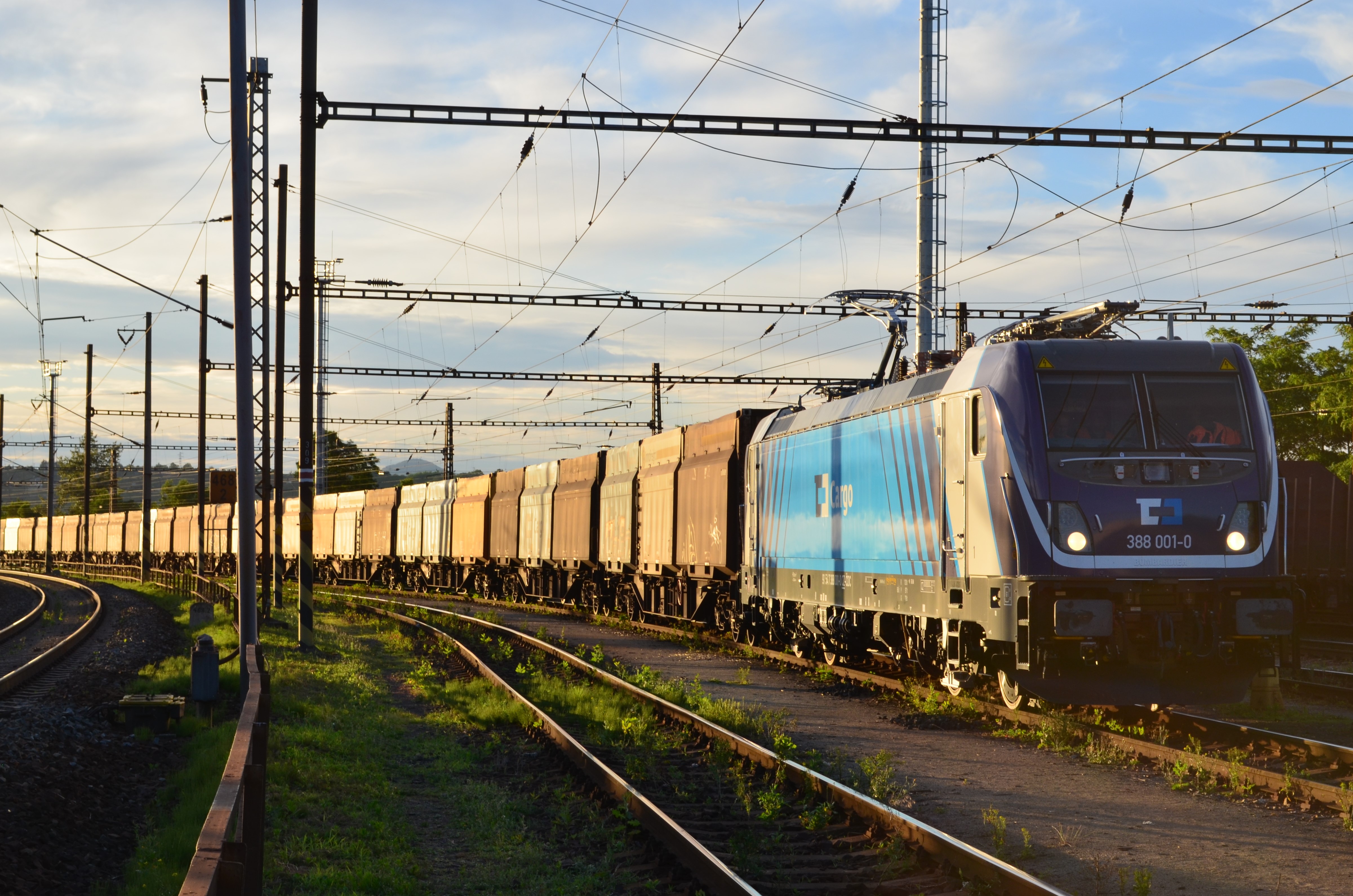 Die TRAXX MS3 Lokomotive von CD Cargo auf der Schiene 