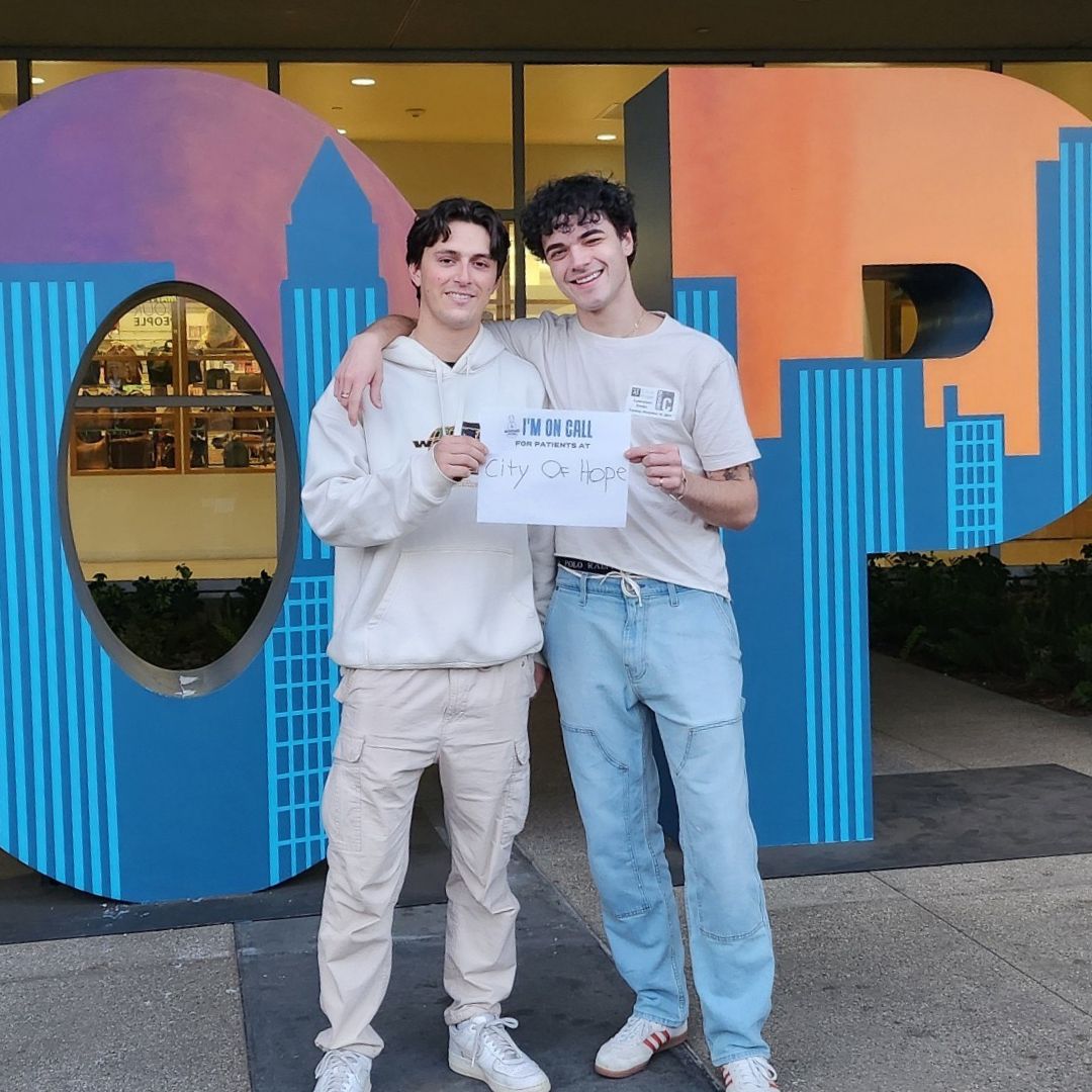 Alexander Stewart visited the bedsides of patients at City of Hope with the Musicians On Call Bedside program as part of Hope for the Holidays.