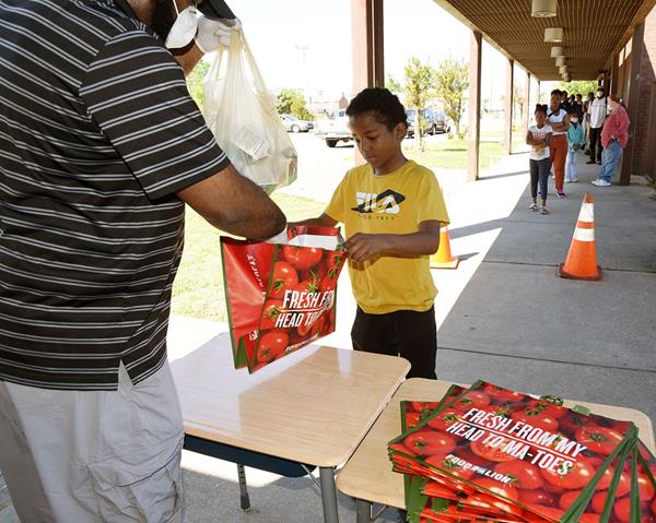 Gift cards and reuseable bags are distributed at a recent Food Lion Feeds event