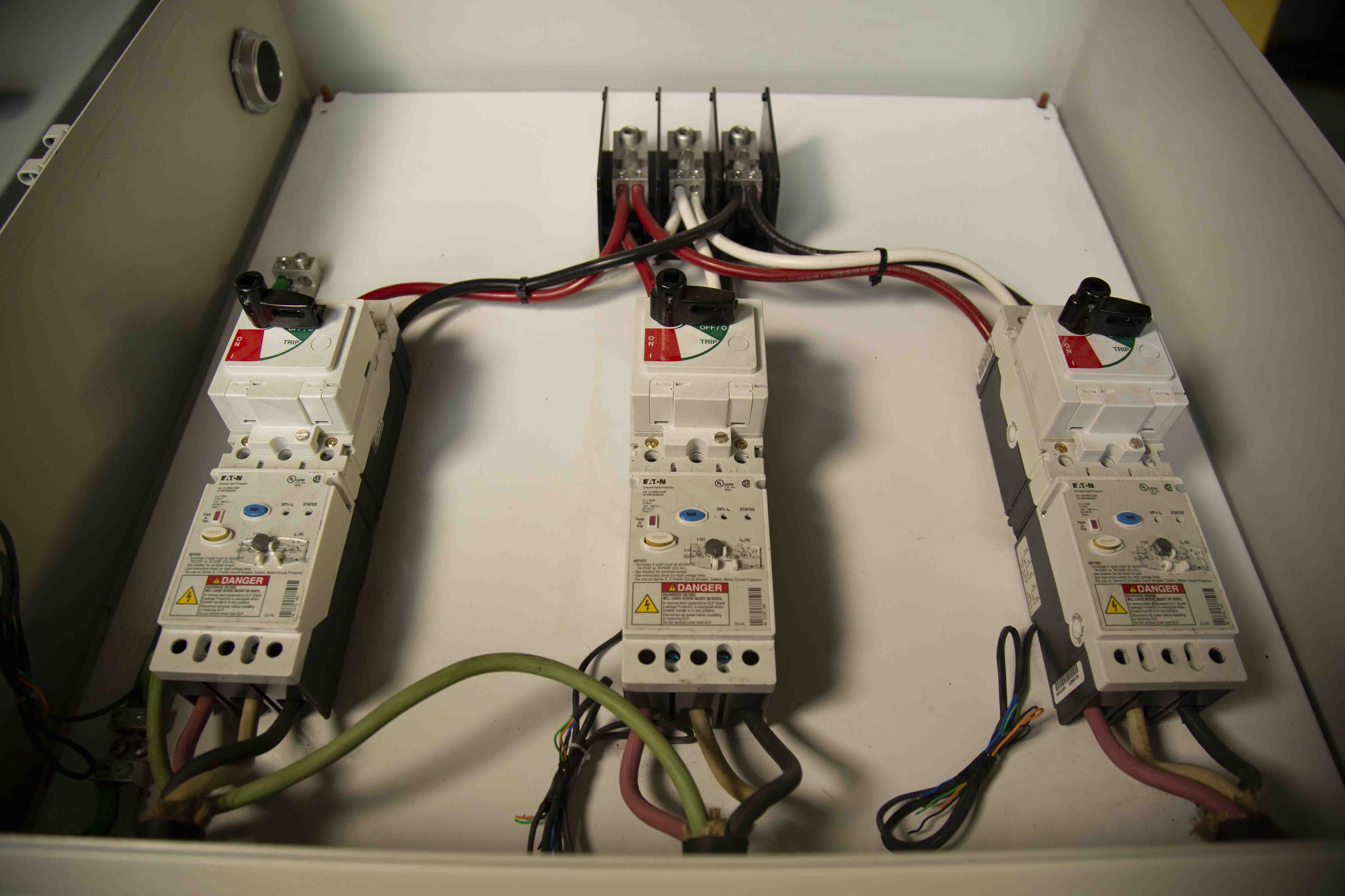 The BrandTech PDU uses a single installation to manage up to 200 amps of input and distribute it to three outputs of 480 volts/60 amps each making it compatible with an extensive array of equipment requiring 60 amps. Its flexible design means that a single PDU can be used with multiple machines in applications ranging from industrial painting to welding.

