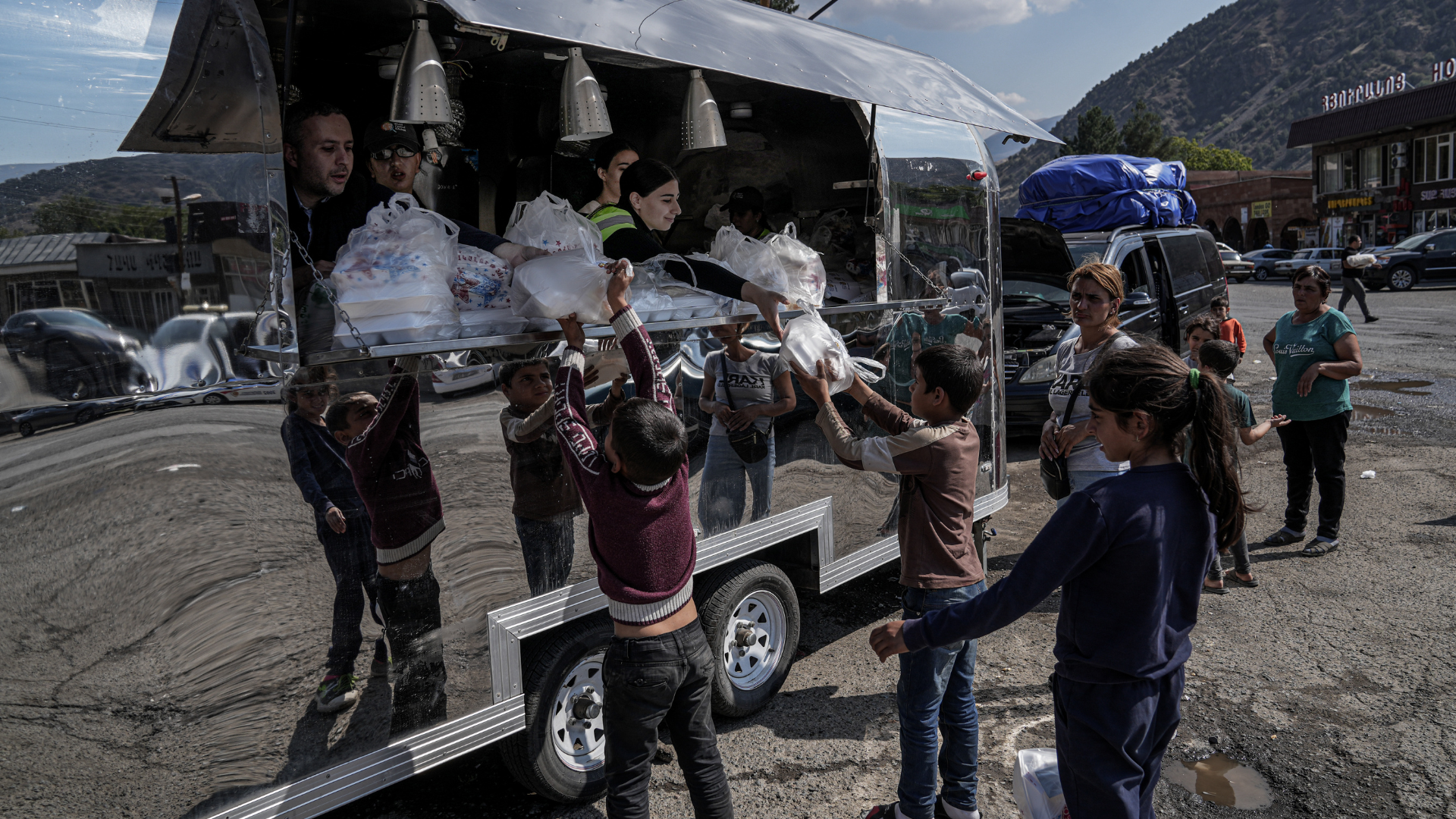 AGBU volunteers distribute meals to evacuated children and their families from a food truck dispatched to Goris, Armenia.