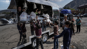 AGBU volunteers distribute meals to evacuated children and their families from a food truck dispatched to Goris, Armenia.