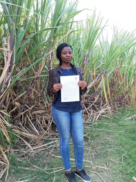 Rachael Banda, productrice de café de la Phata Outgrowers Coop au Malawi, tient la lettre aux dirigeants mondiaux qui sera présentée par les représent