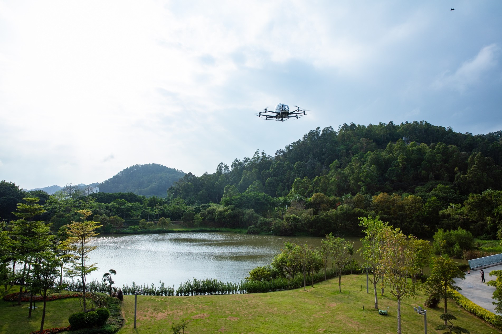 EHang Joins Hands with LN Holdings in Building the World's First "UAM" Theme Hotel