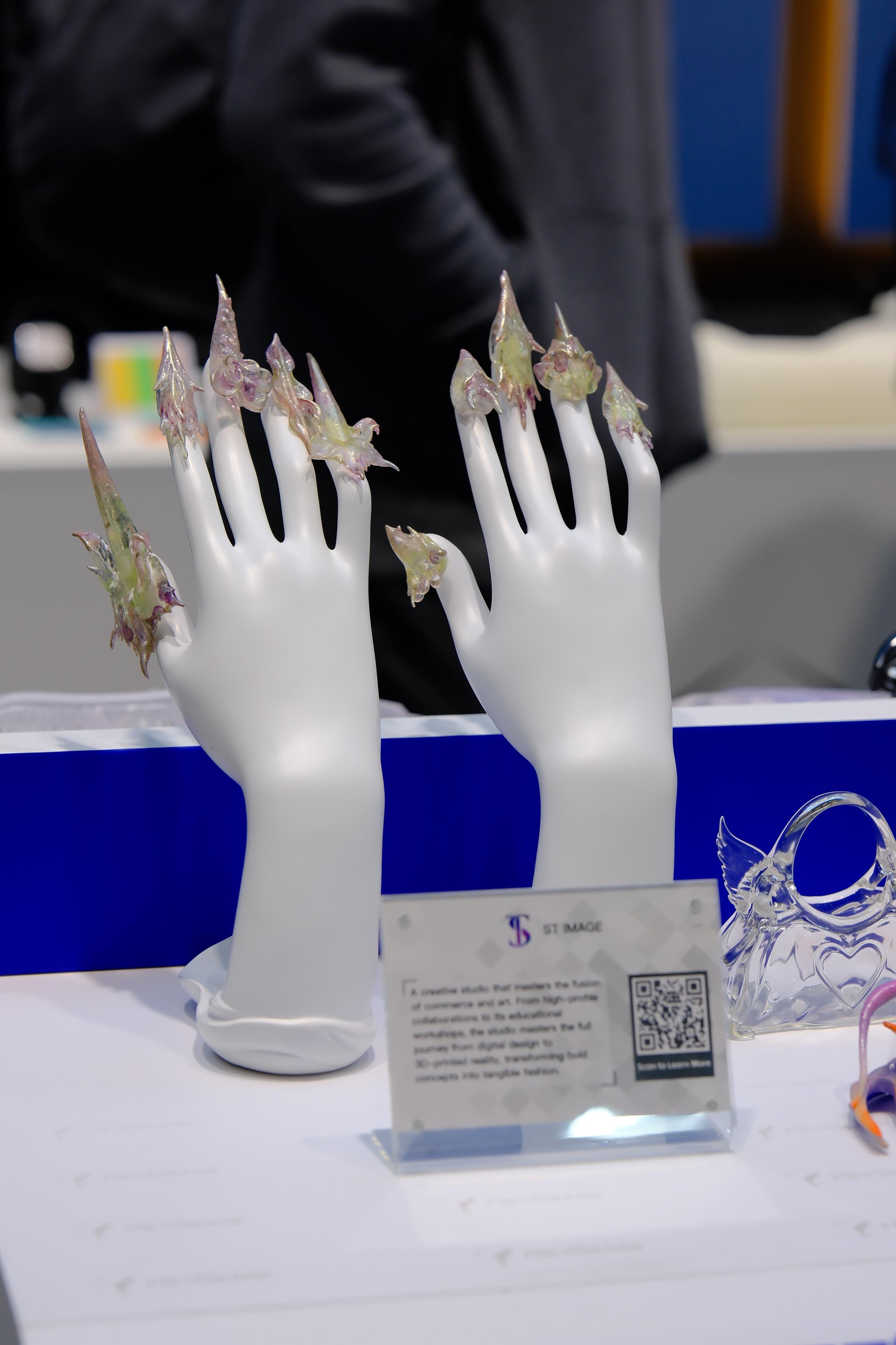 At the event, transparent printed applications showcase the combination of fine detail, clarity, and creative versatility enabled by HeyGears advanced 3D printing technology.