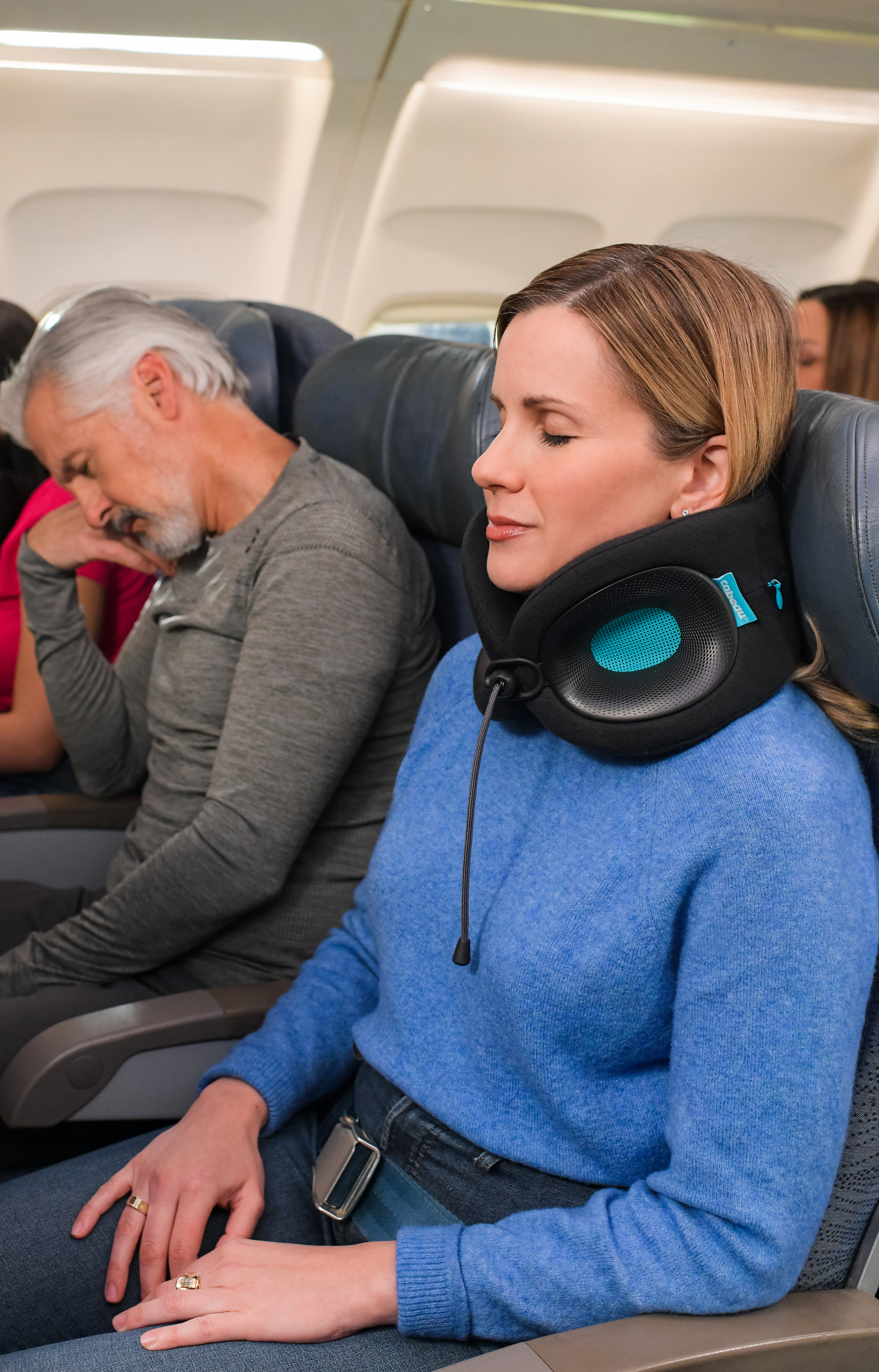 This is the first travel pillow that ensures that one's head never falls more than 10° in any direction, guaranteeing that the user experiences no neck pain while sleeping in an upright position.