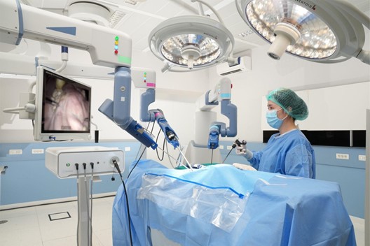 يعمل نظام Senhance الجراحي على تطوير الذكاء الإكلينيكي من خلال تزويد الجراحين بذكاء معزز وأدوات رقمية لإجراء جراحة فائقة الجودة.