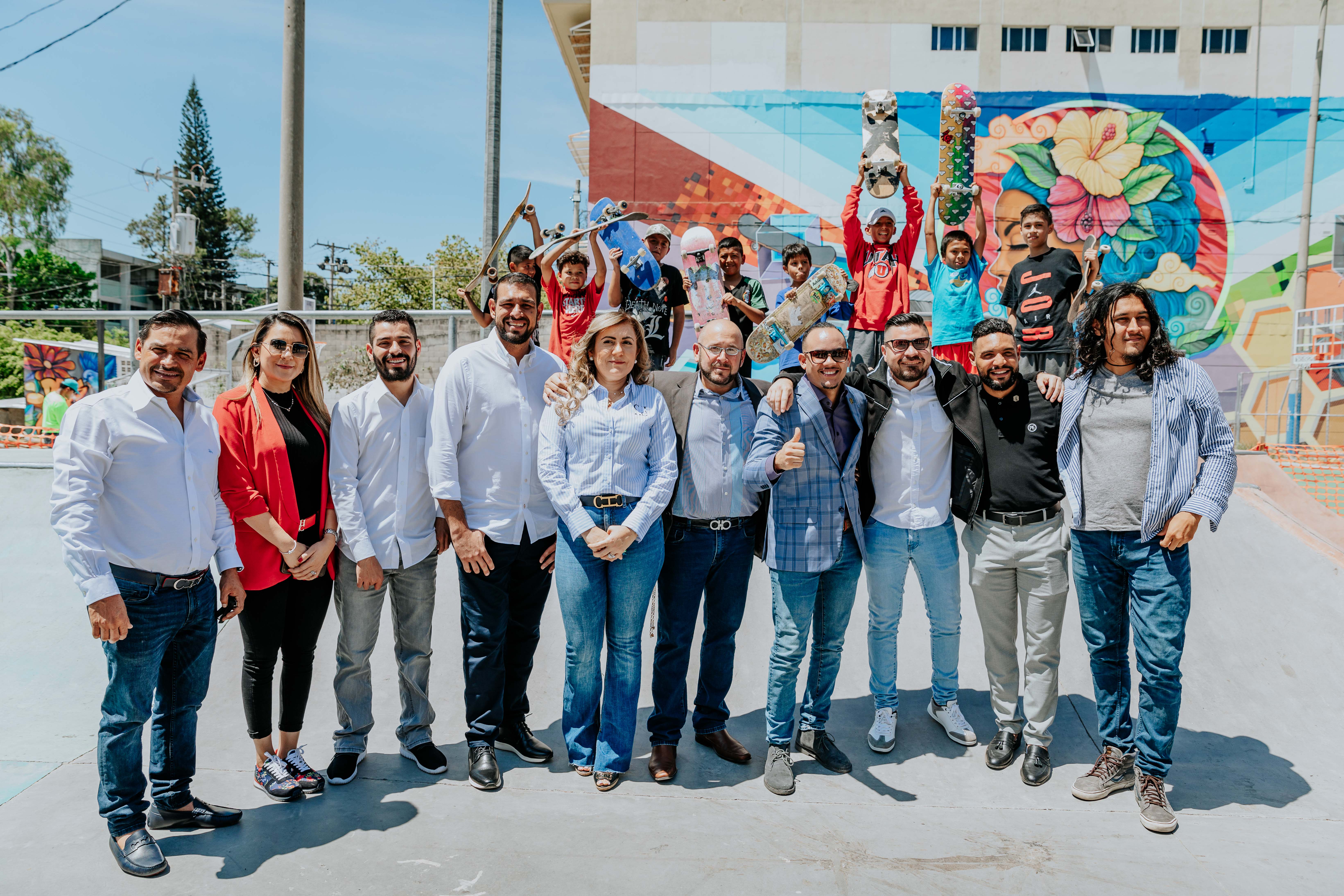 Entrega de skate no Centro Urbano de Bienestar y Oportunidades (CUBO).