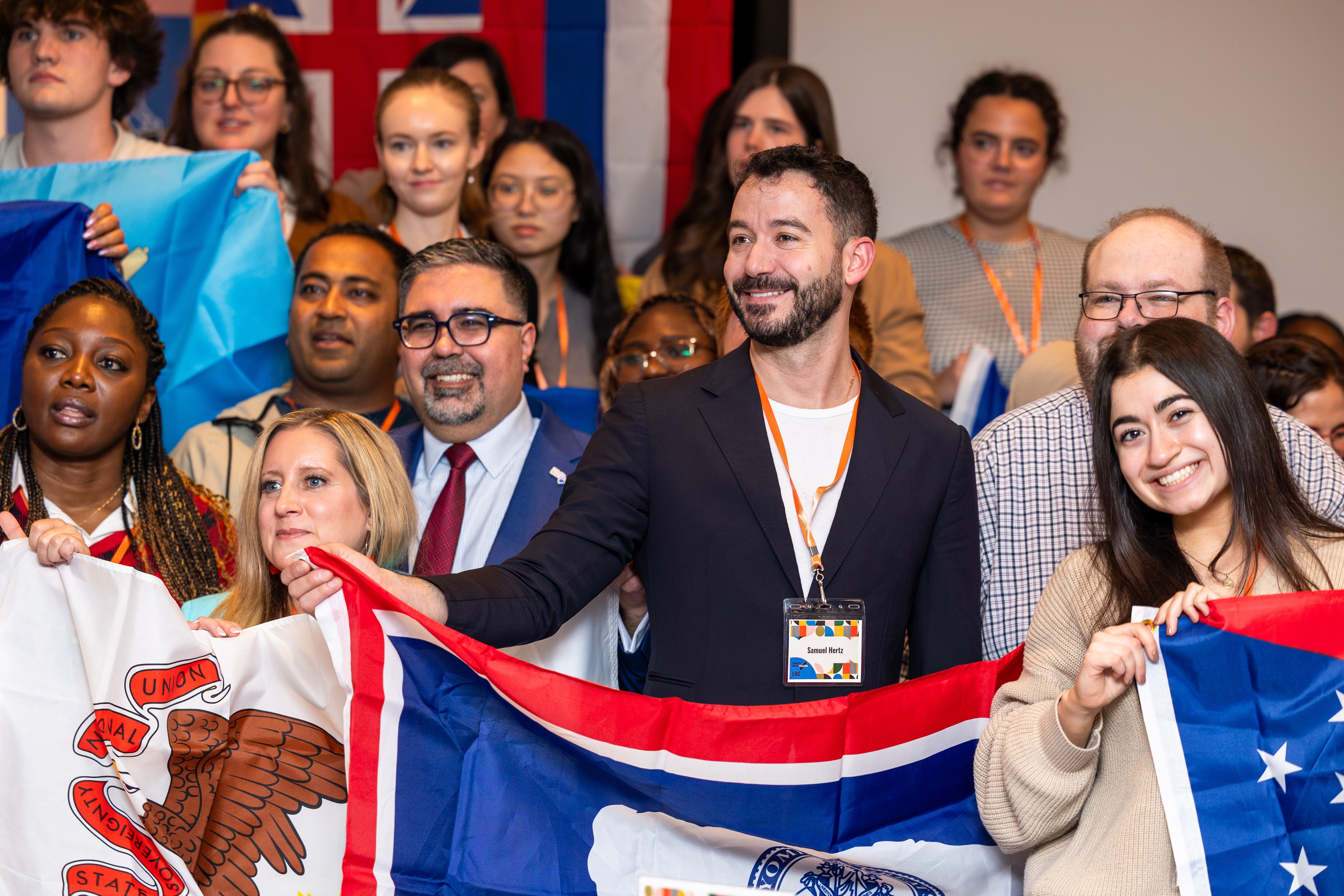 Samuel Hertz steht auf dem „2025 United to Beat Malaria Leadership Summit“ neben anderen globalen Fürsprechern und hebt das aktive Engagement der...