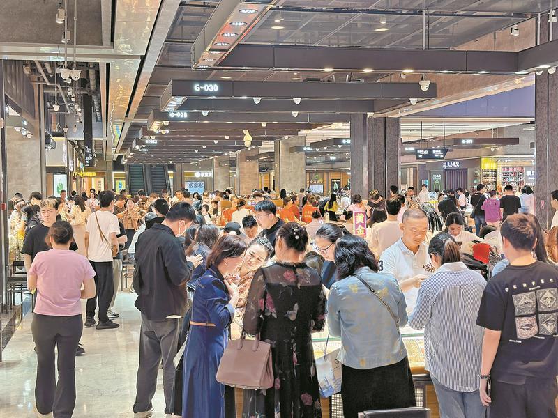 Bustling Gold Market in Shenzhen Shuibei