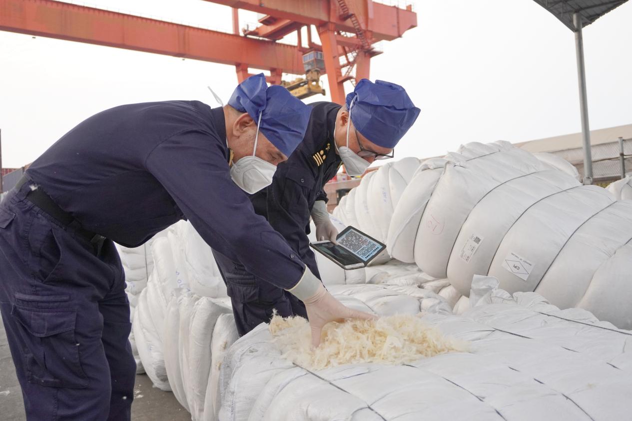 Guigang Customs staff are inspecting the goods.