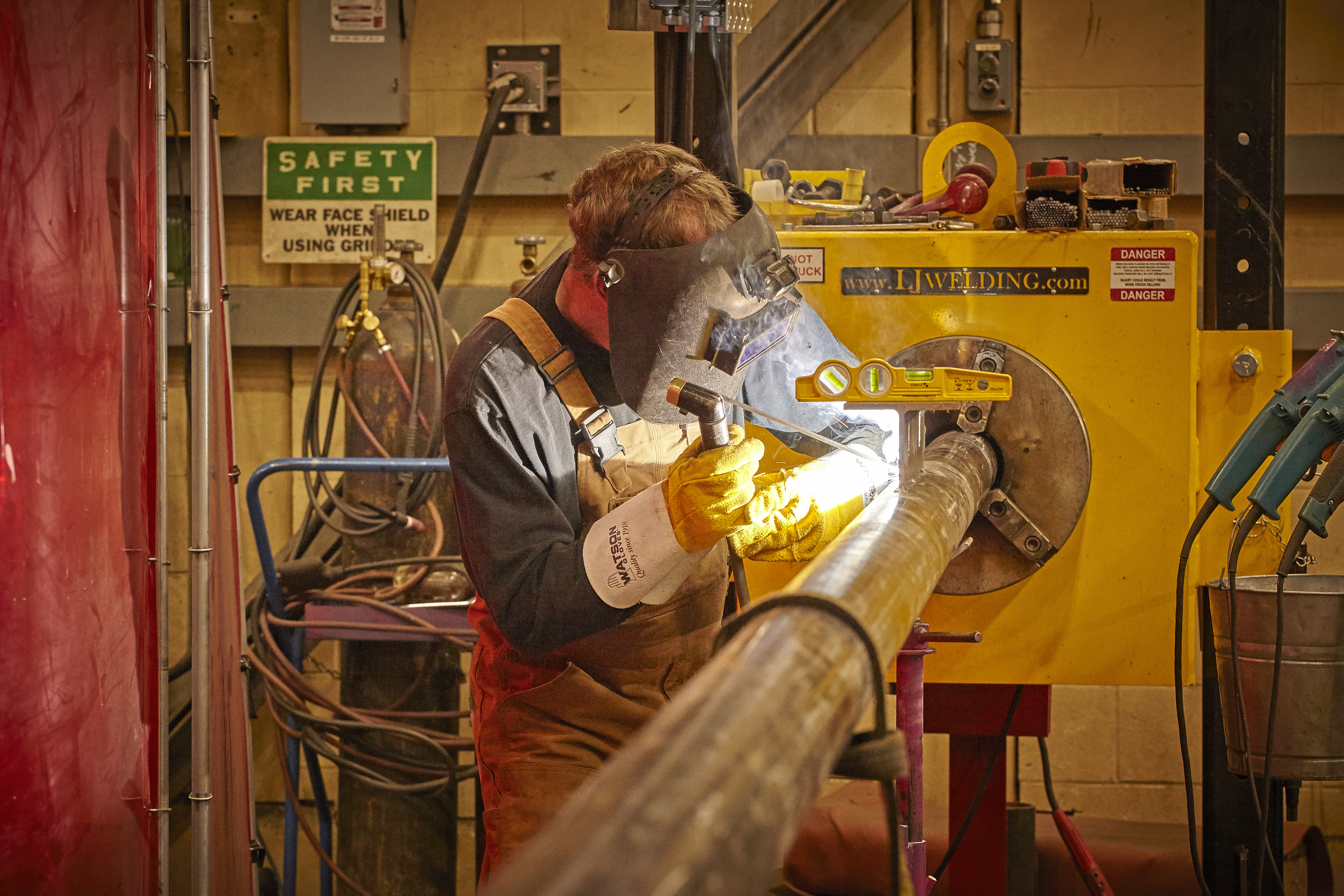 Un travailleur qualifié effectue des activités de soudage à l'usine Lloydminster Upgrader.