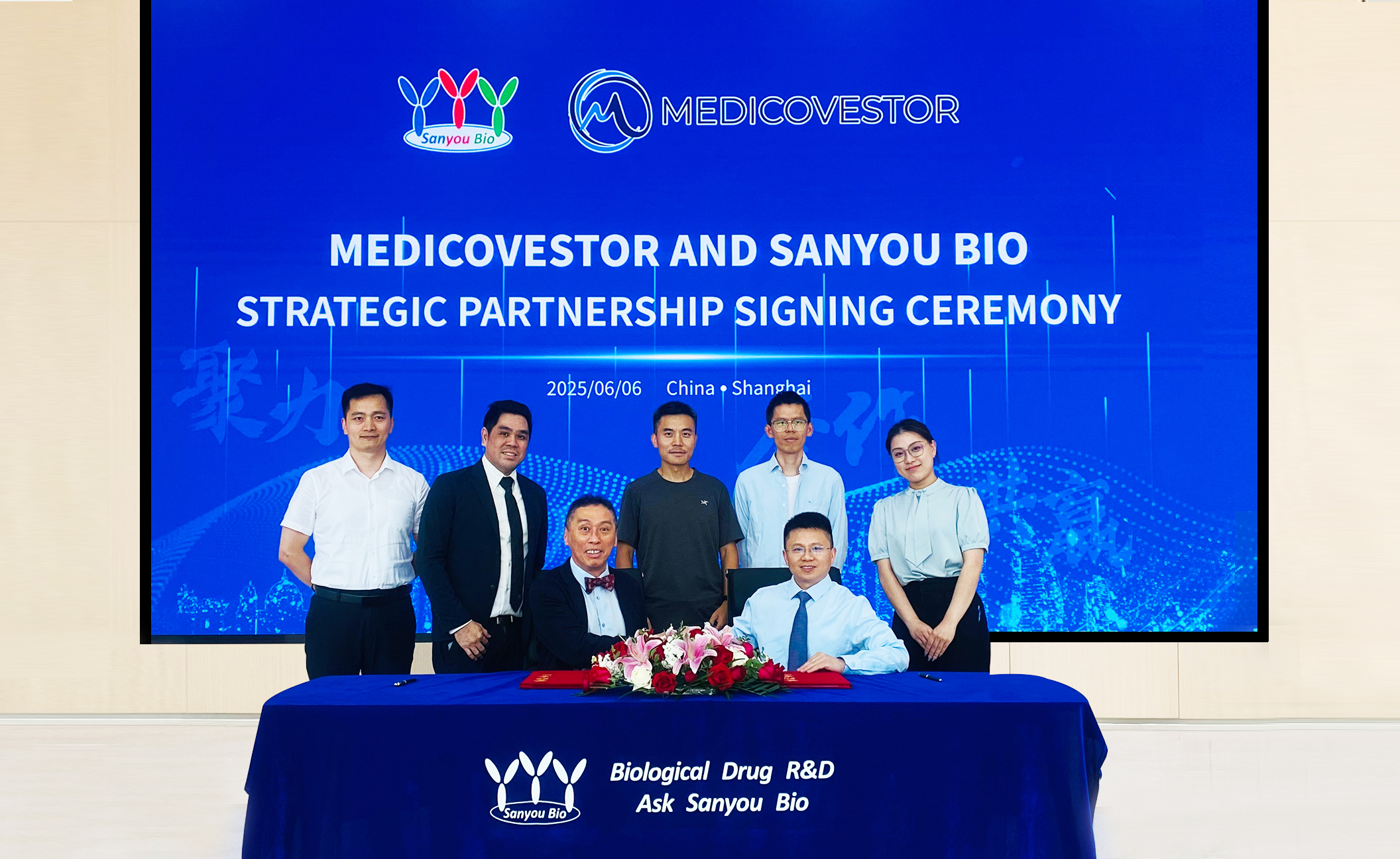 Medicovestor and Sanyou Biopharmaceuticals signed a strategic partnership agreement, witnessed by Medicovestor COO Lin Ong; Dragon sail pharmaceutical General Manager Kai Tan and Business Director Wusong Luo; Sanyou Biopharmaceuticals Vice President of R&D Hailiang Zheng; and Outreach Manager Meiling Chen.