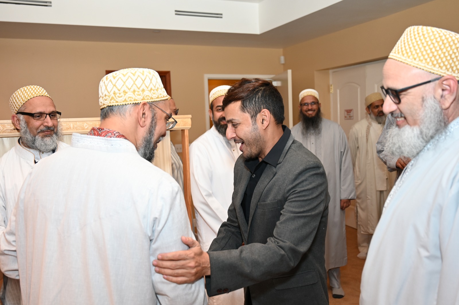 UN Champion of the Earth, Afroz Shah, meets the Dawoodi Bohra community of LA to discuss efforts to remove plastic waste from local waterways and coastlines.