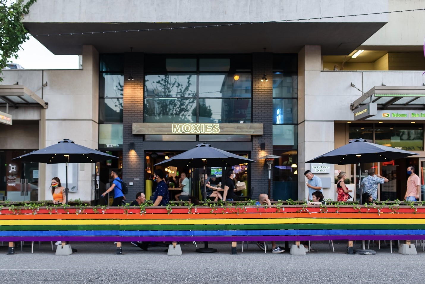 Moxies Davie Street - Exterior