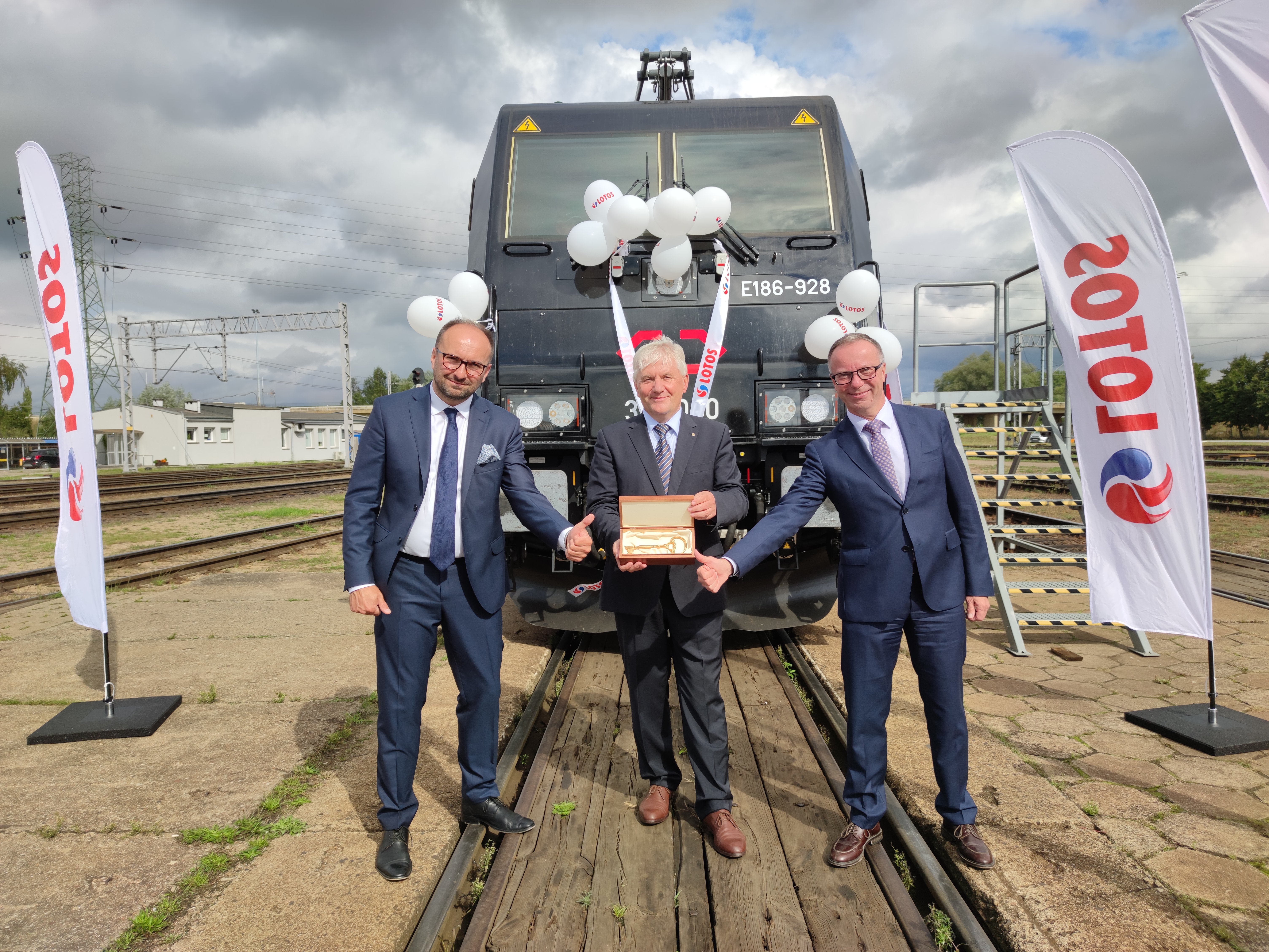 Übergabe der ersten TRAXX MS-Lokomotive für CARGOUNIT