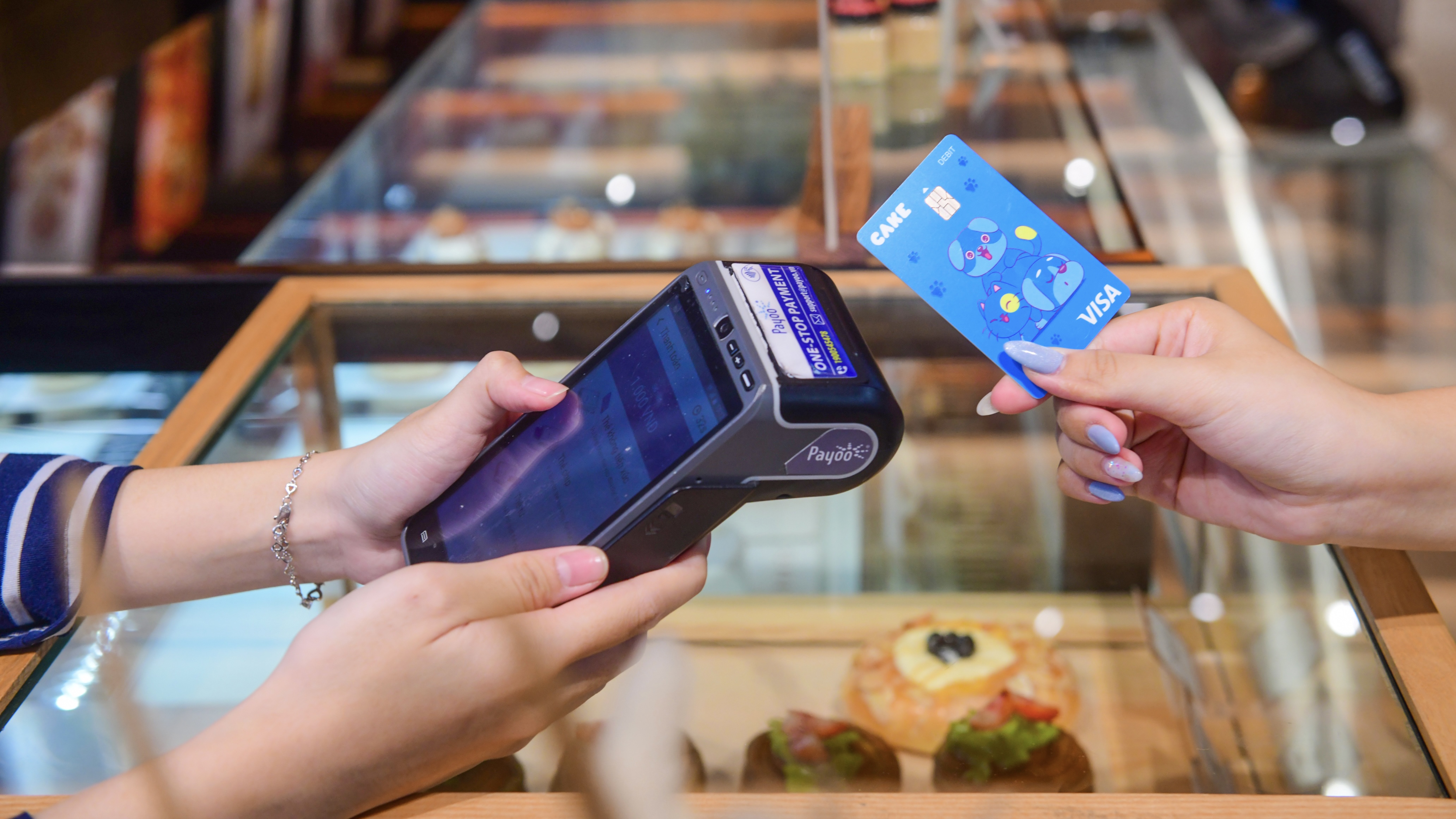 Convenient cashless payment via Cake Digital Bank has become familiar to Vietnamese youth