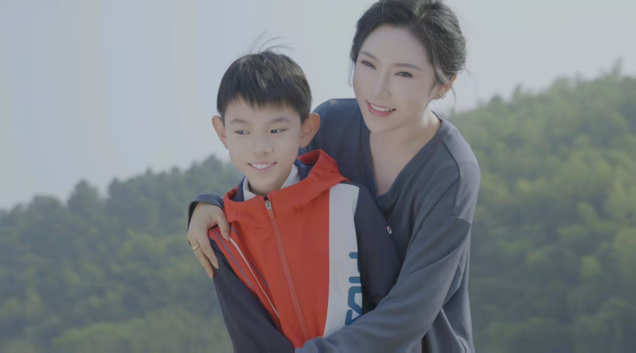 Ms. Zhu Muchun stay with her Child