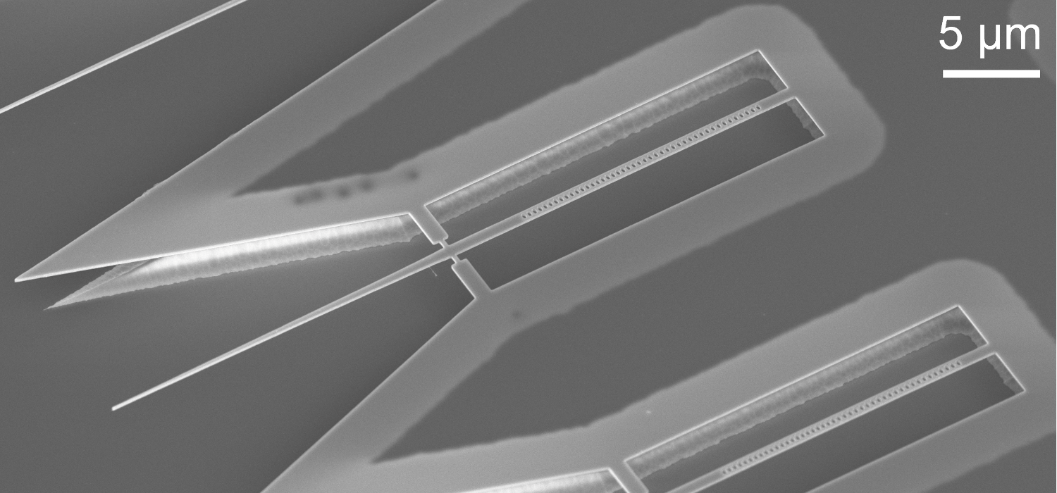 Released silicon nanophotonic resonator realized on a silicon-on-insulator (SOI) substrate