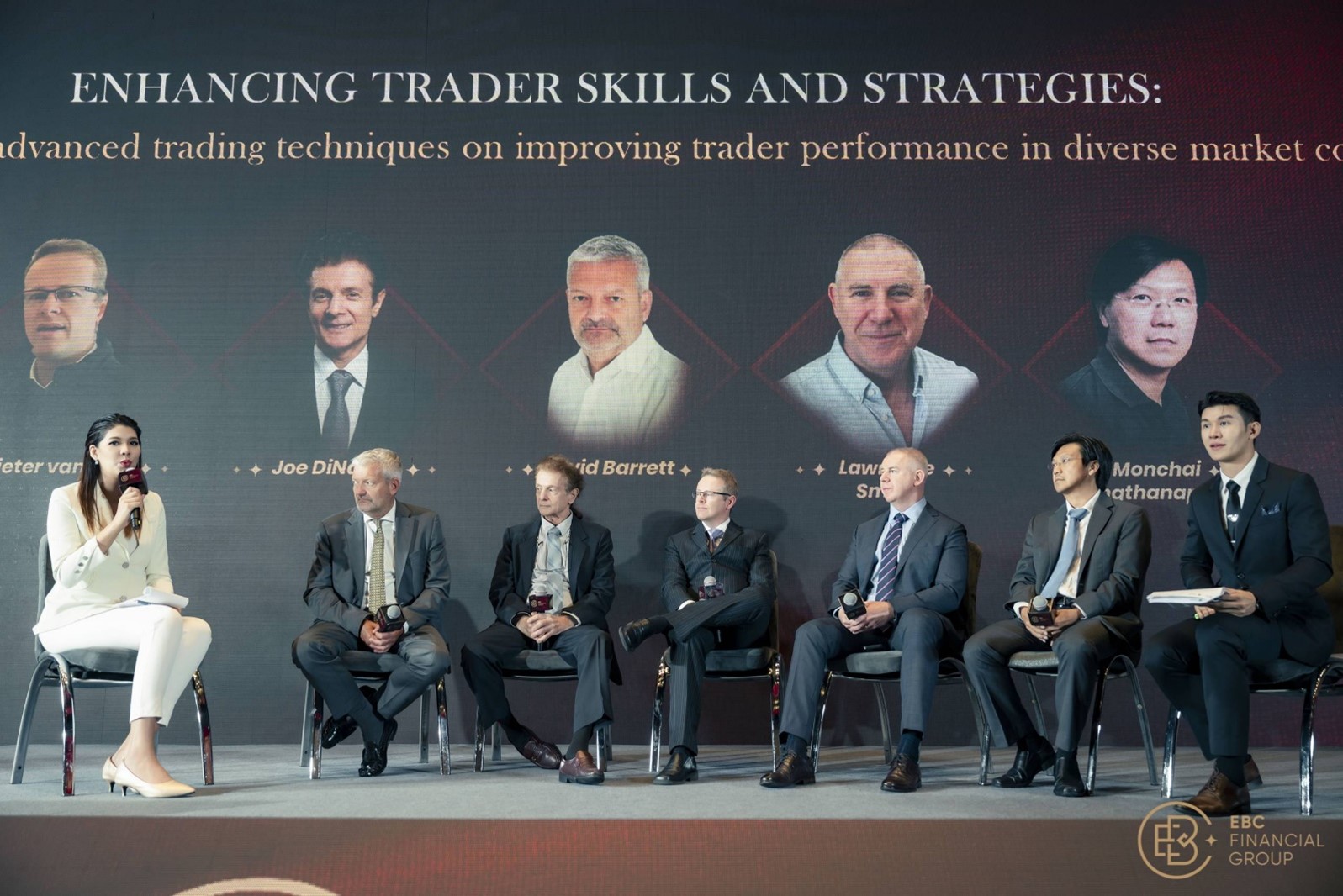 Perbincangan interaktif dengan ahli panel terkenal yang terlibat dengan penonton untuk membincangkan teknik perdagangan profesional dan gelagat pasaran.