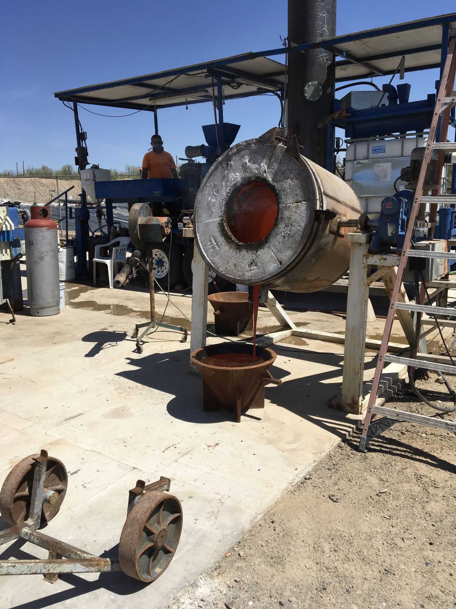 Gold pour at Santa Elena mine