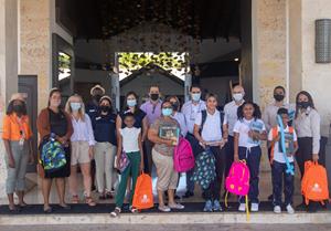 Sunwing et Bentley donnent plus de 250 livres et sacs à dos à des écoliers de la République dominicaine