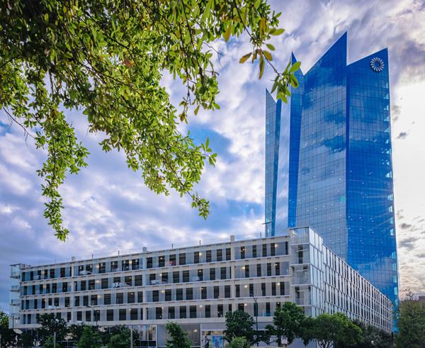 A custom-engineered channel glass system by Bendheim was installed at Frost Tower in Houston, Texas. (Photo by Ray Briggs/okushi.photography)