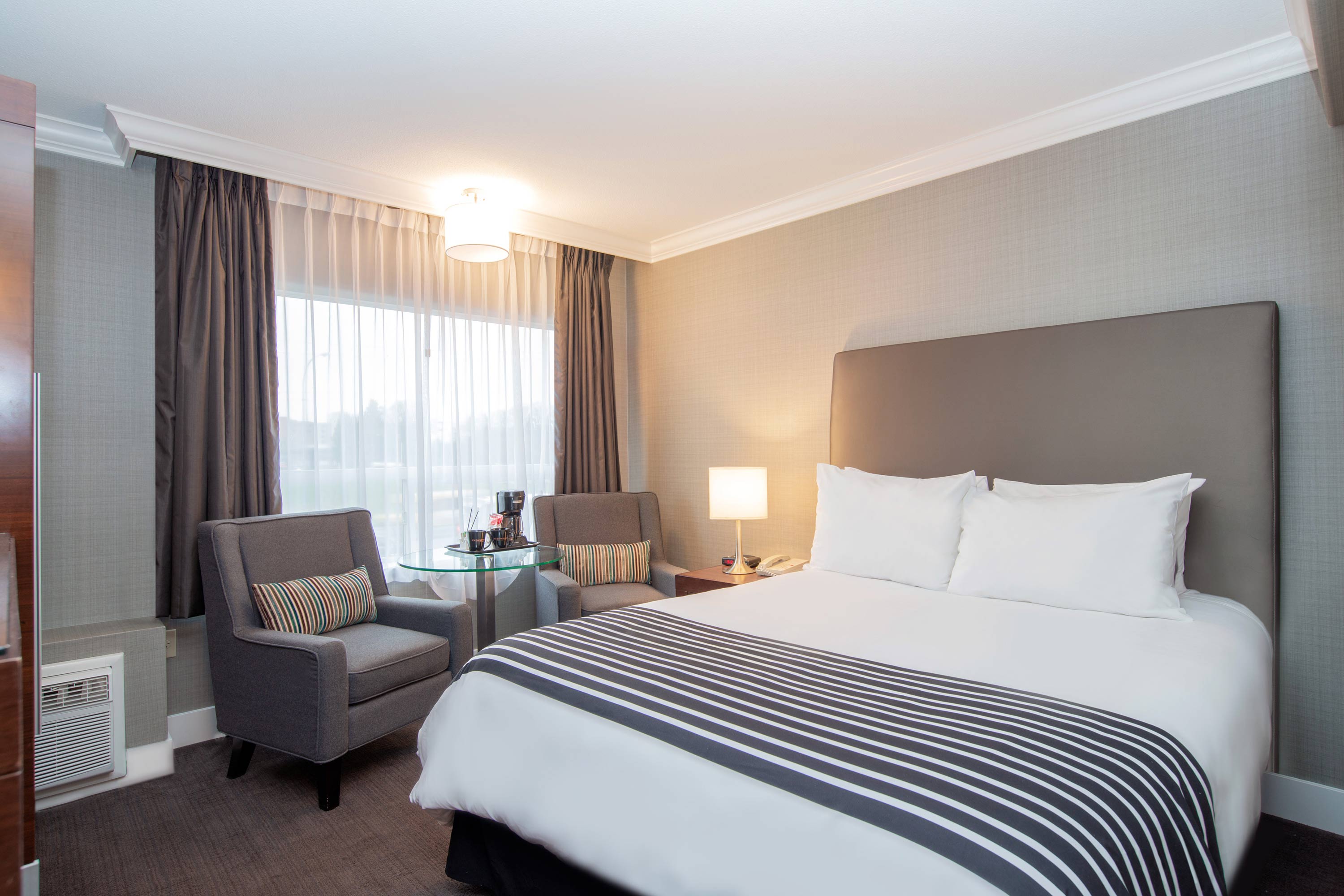 Sandman Hotel Vancouver Airport - One Bedroom Queen Room3