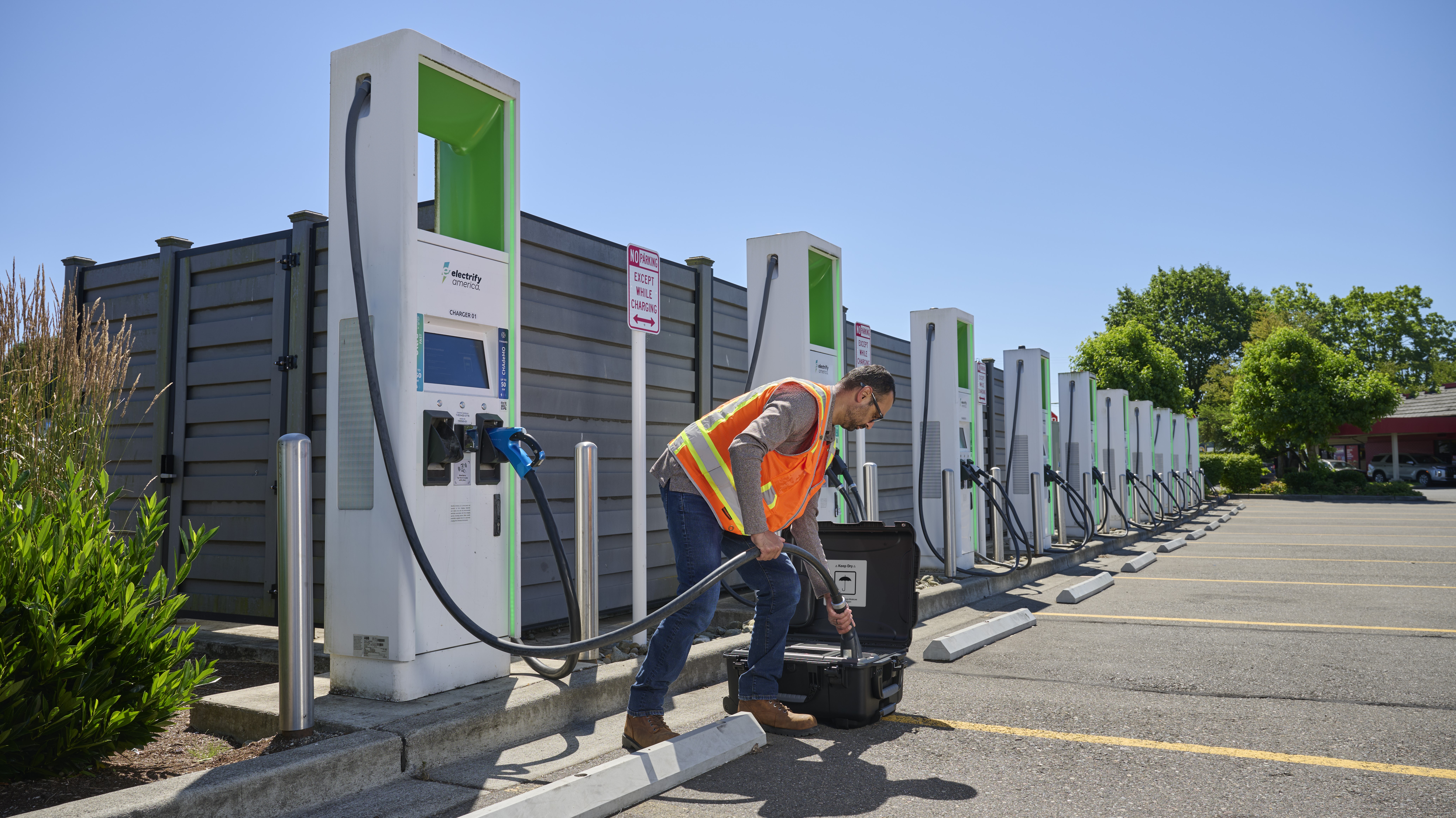 New Fluke FEV500 Redefines Testing for Fast DC Electric Vehicle Chargers, Eliminating Costly Downtime