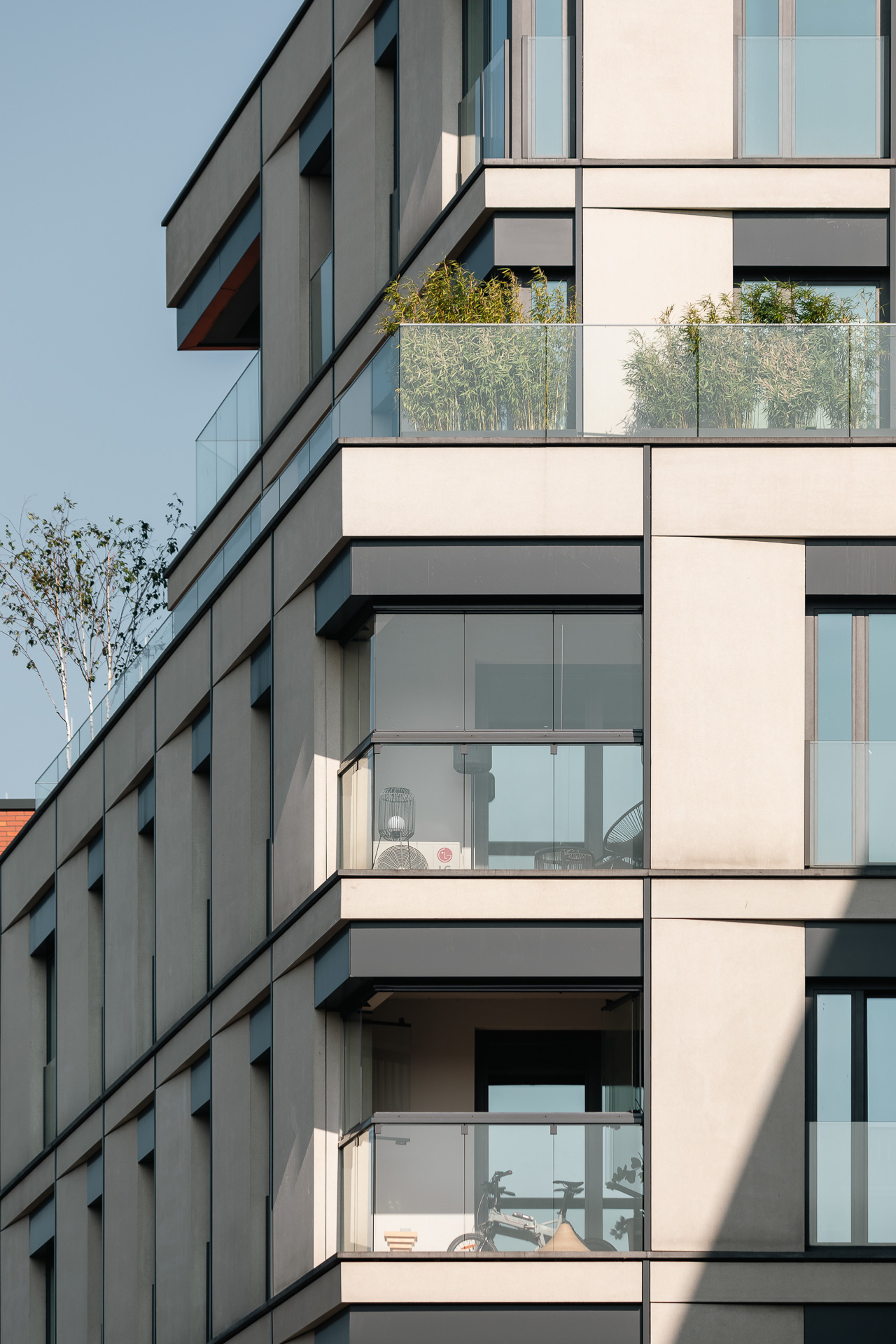 Flisac apartments in Warsaw showcasing Lumon’s sleek, frameless glazing system designed for year-round usability.