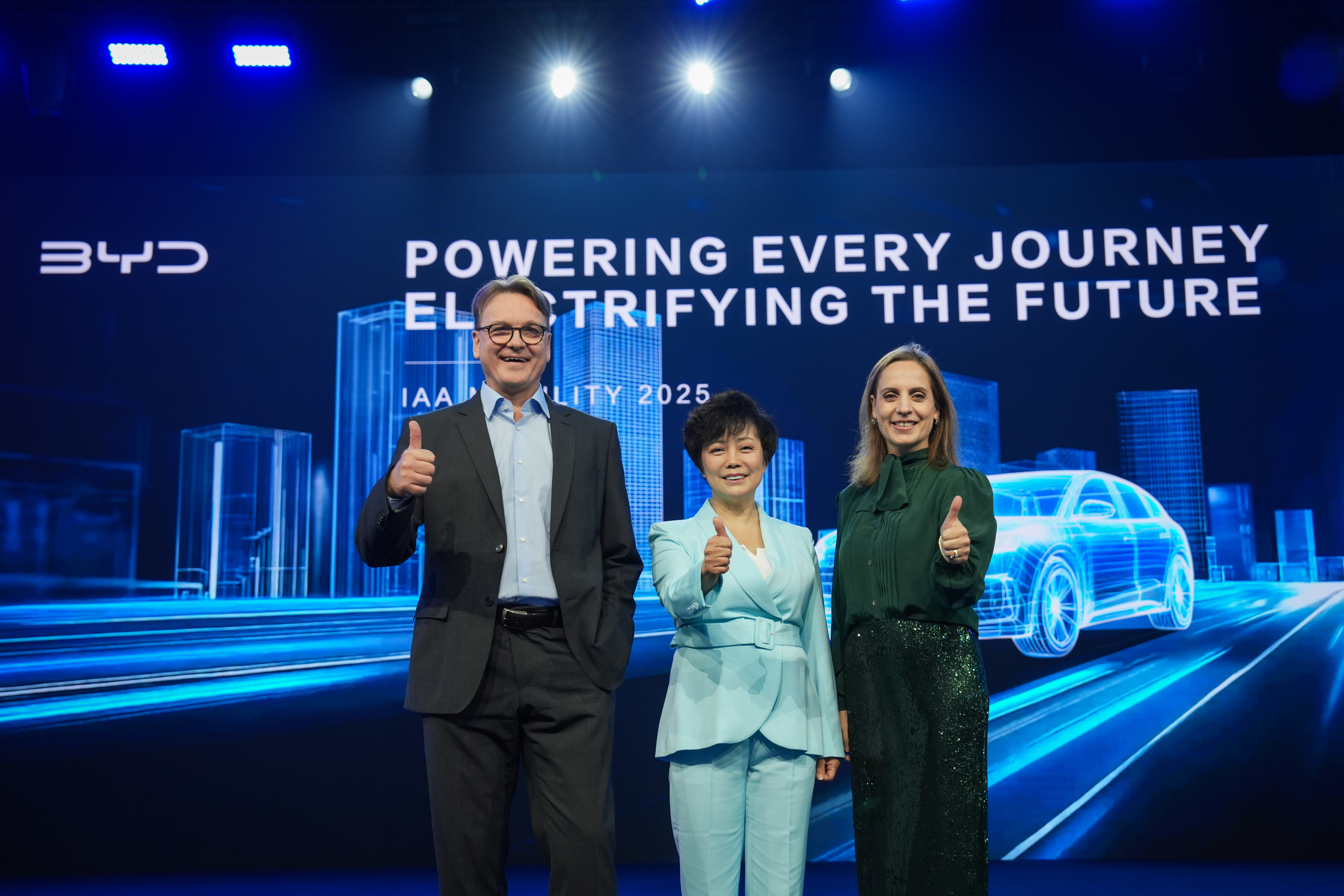 Lars Bialkowski, Country Manager BYD Deutschland, Stella Li, Senior Vice President BYD, und MariaGrazia Davino, Regional Managing Director BYD, während der Pressekonferenz „Innovation for New Mobility” im Rahmen der IAA Mobility 2025 im Messezentrum München in München, Deutschland – Montag, 8. September 2025 – Nachrichten – (Foto: Massimo Paolone/LaPresse)