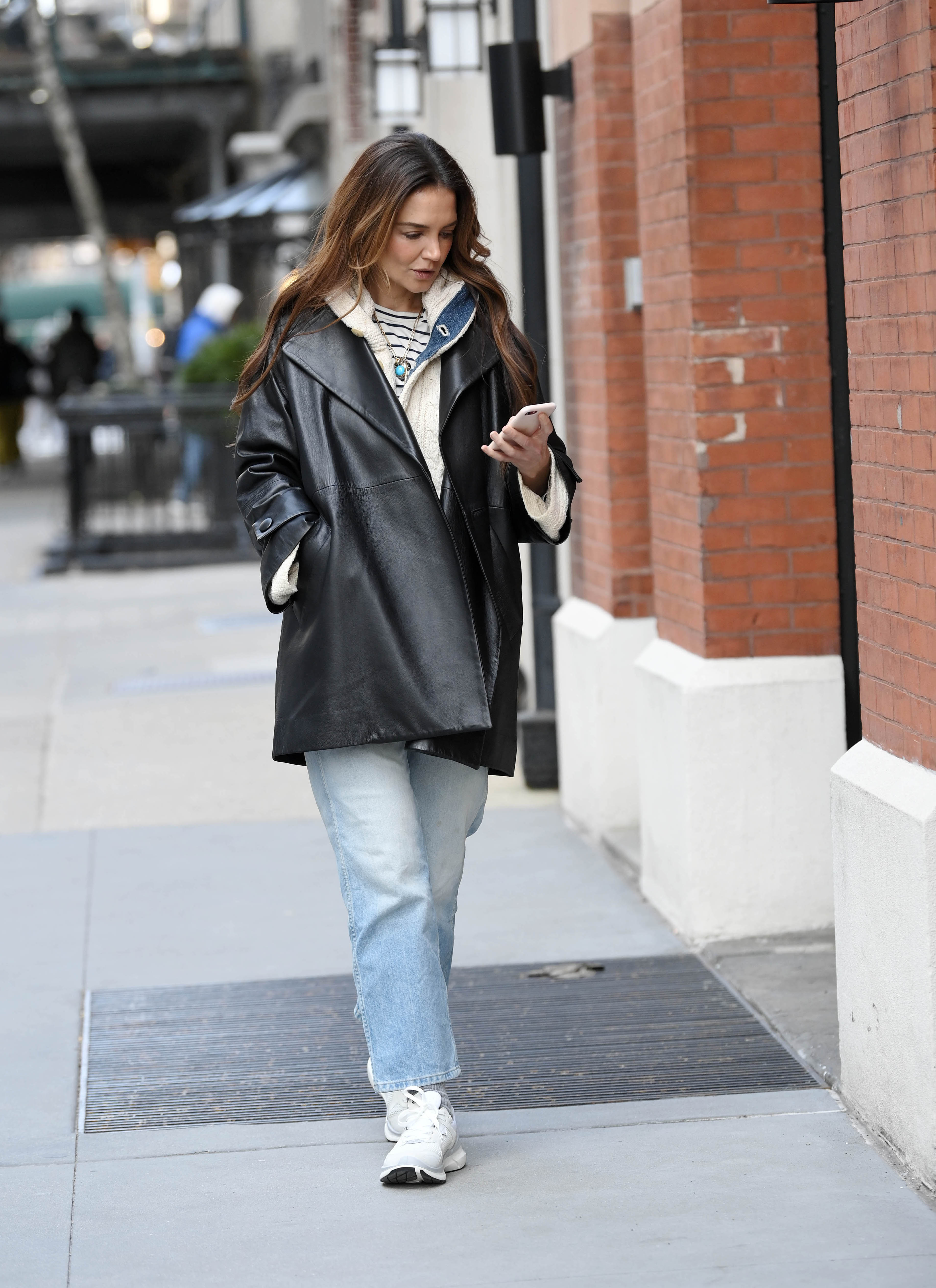 KATIE HOLMES SPOTTED IN ECCO