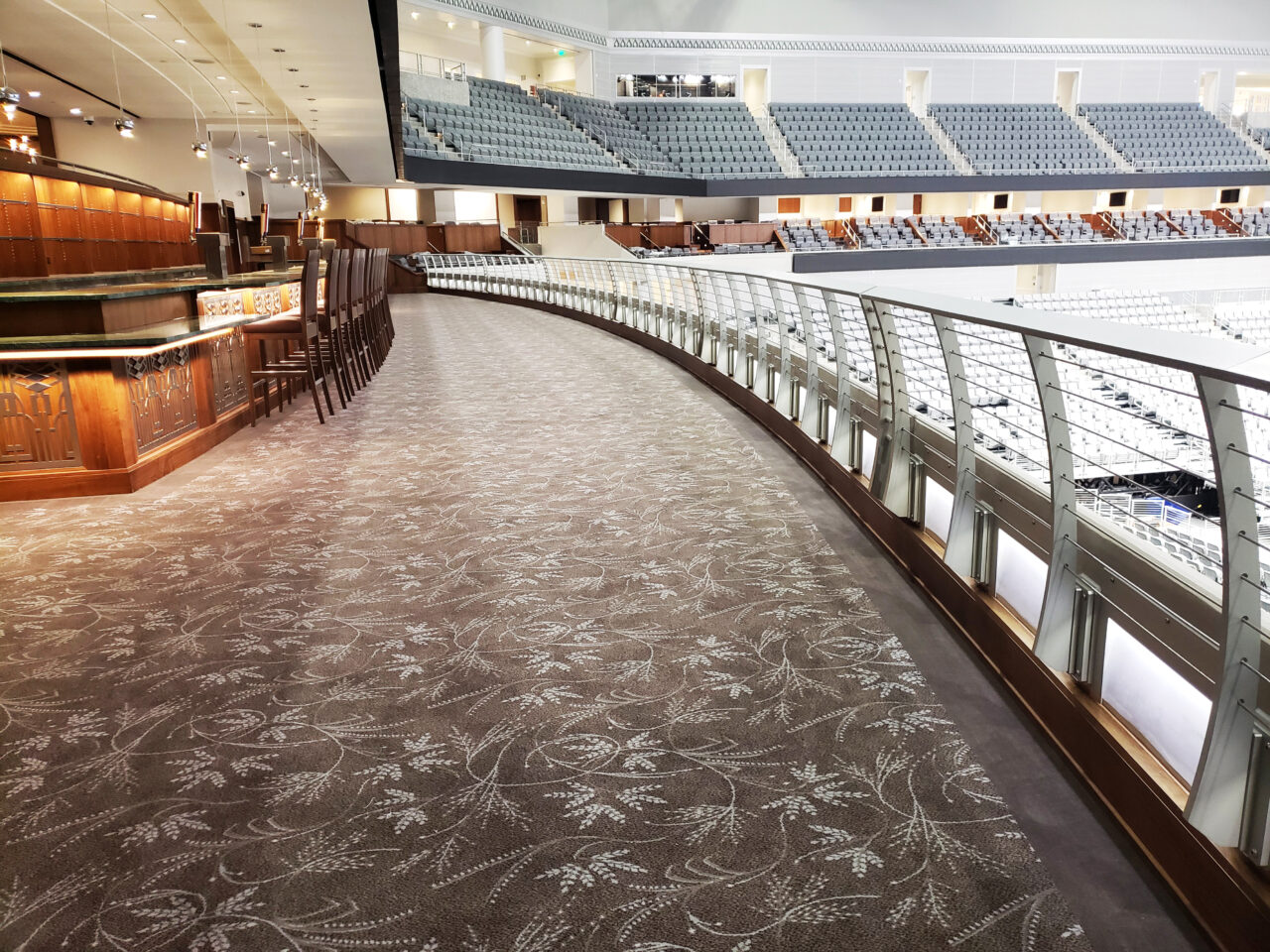 TrexCommercial_Fort_Worth_Arena_Cable_Railing_Bar-1280x960 (003)