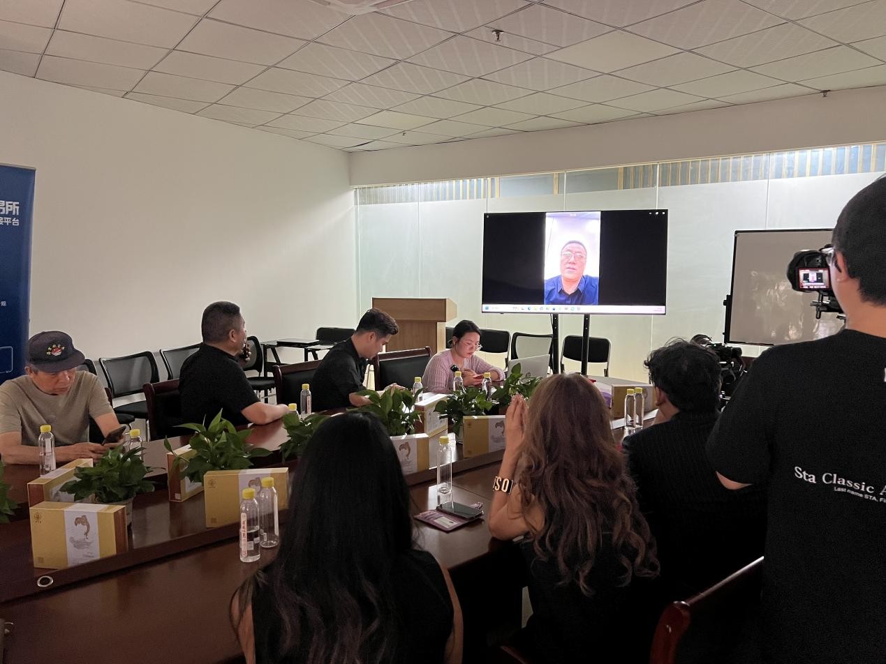 Online video with Laozhongyi brand representatives