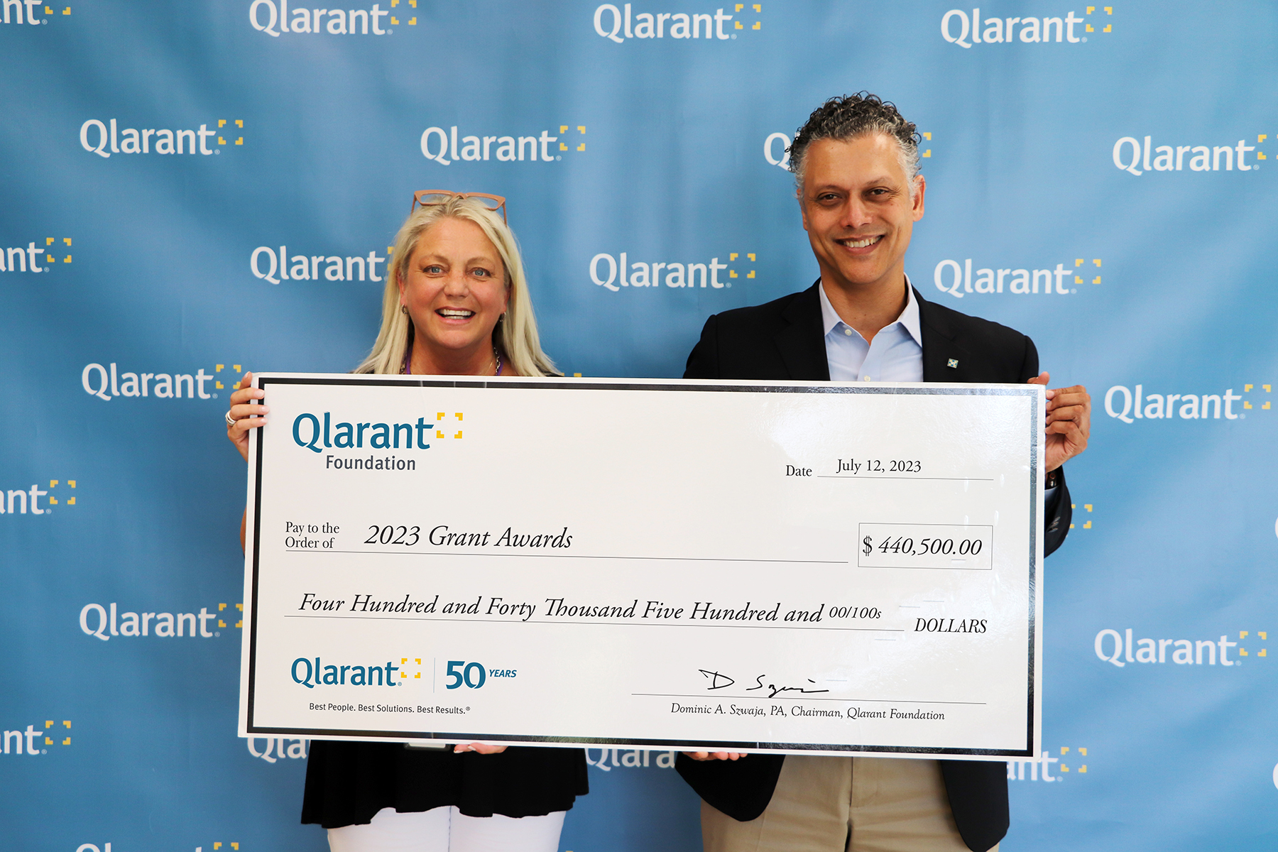 Ms. Amanda Neal and Qlarant CEO Dr. Ron Forsythe, Jr. present the 2024 Qlarant Foundation award of $410,000 to 23 grantees.