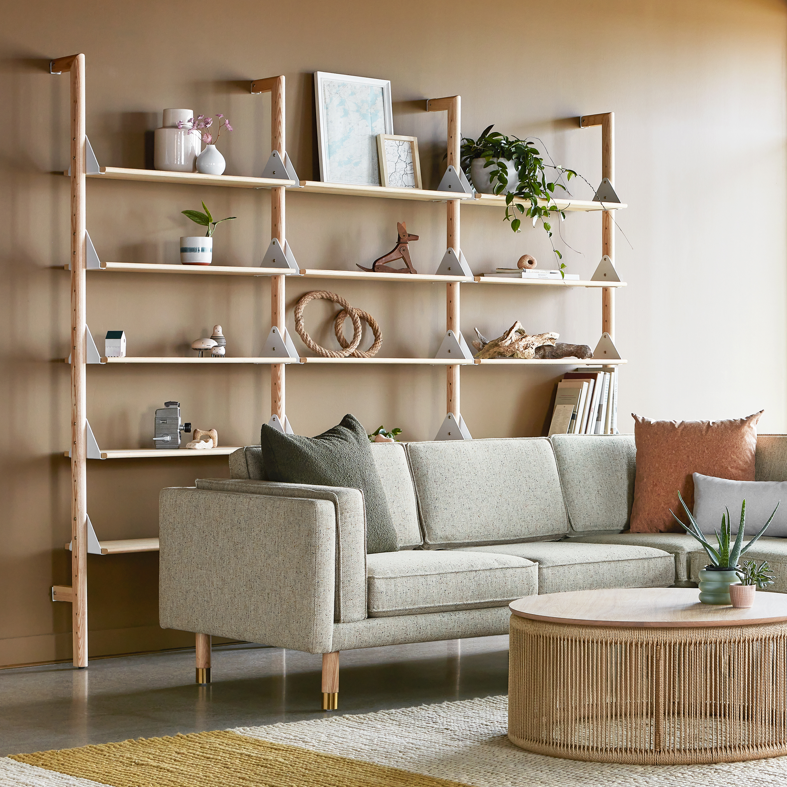 Un salon moderne présentant des meubles de Gus* Modern.