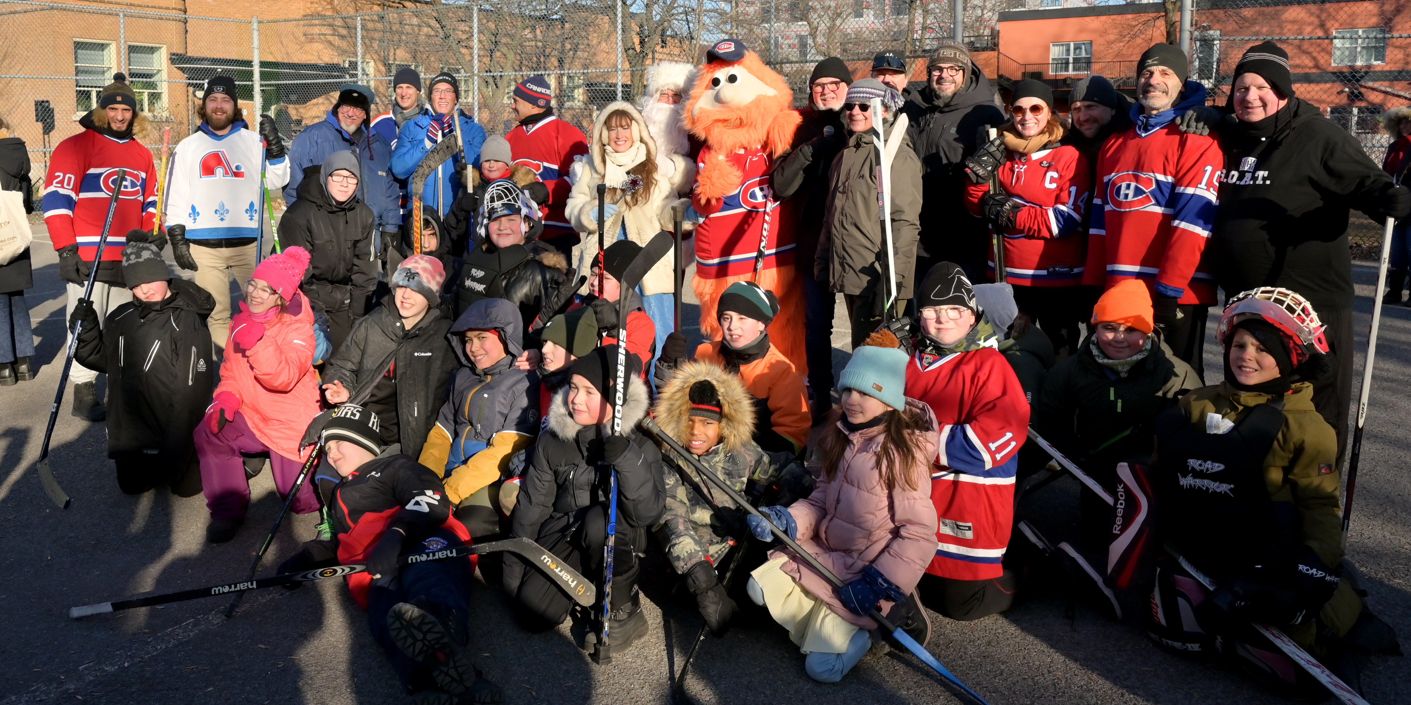 Le traditionnel match de hockey-bottines arbitré par Jean-Charles Lajoie