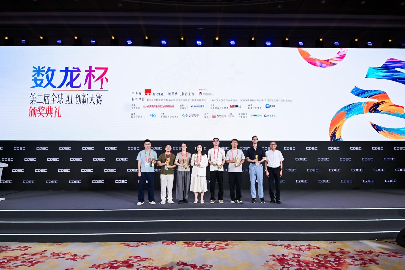 Wang Yayuan, president of the Shanghai Cultural and Creative Industry Promotion Association, presents an award.