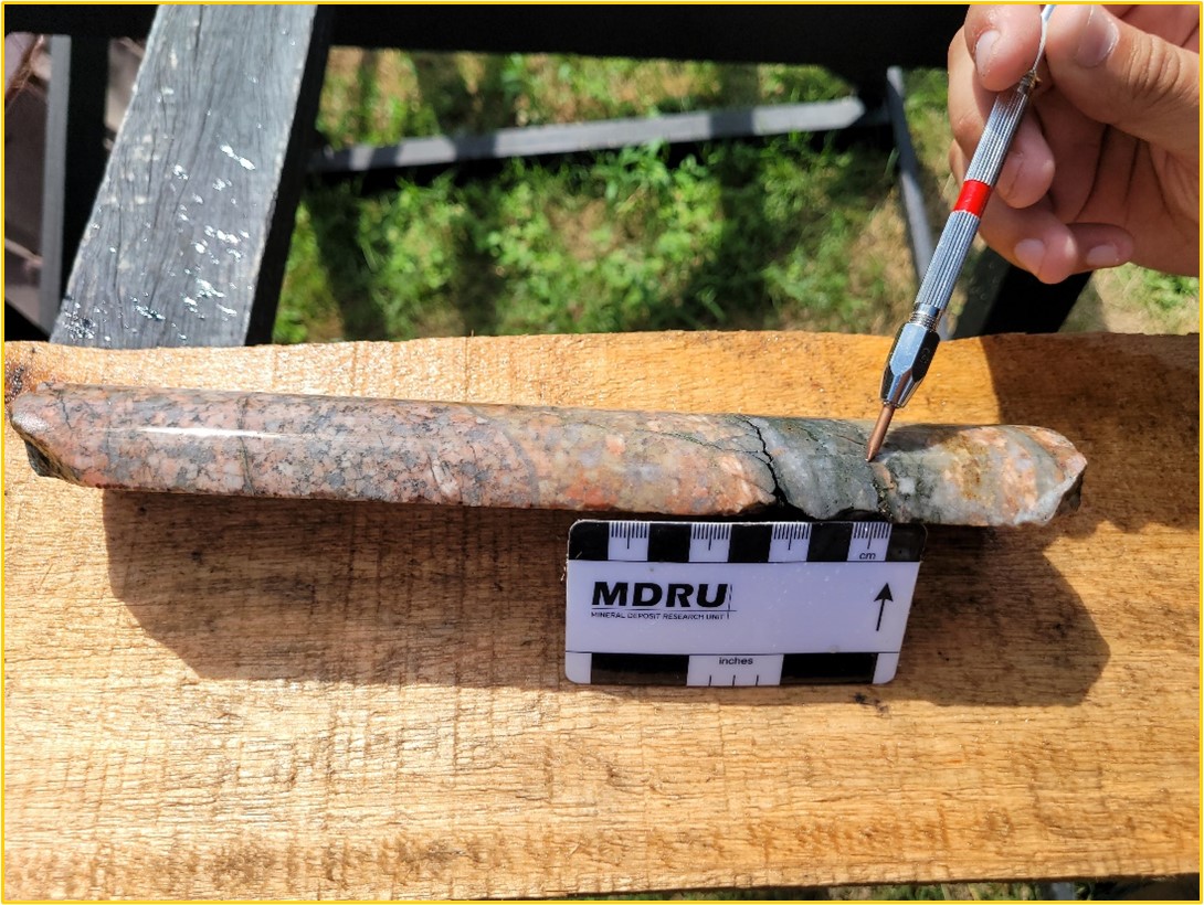 Drillhole 22BT001: visible gold (yellow circle) associated with cross-cutting silicified zone within hydrothermally altered perthitic granite at Galvao. Sample is from 407.00 metres to 408.00 metres, and grades 16.30 g/t gold.