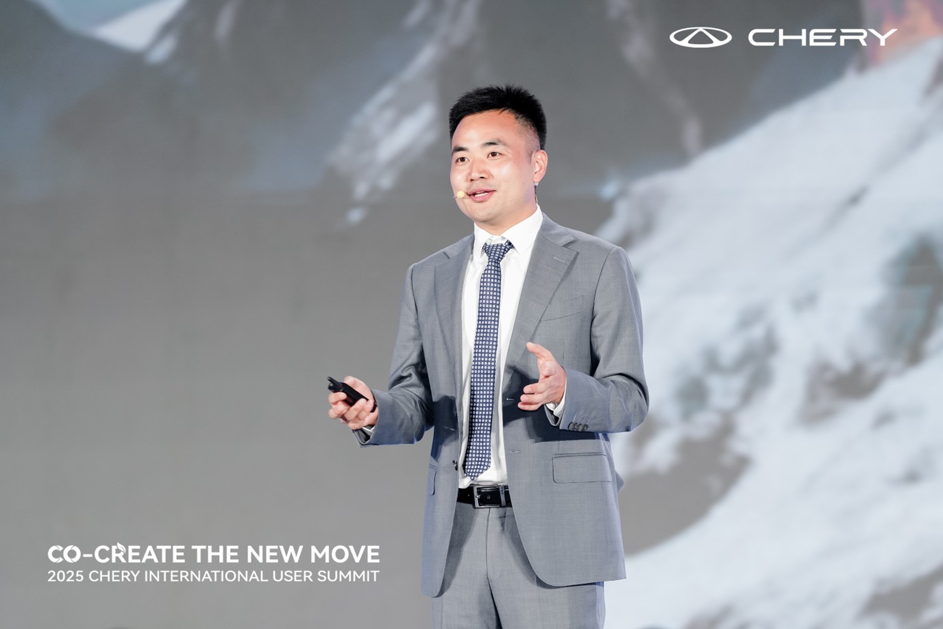 Zheng Songzhi, Executive Deputy General Manager of Chery International Marketing Center, delivers a speech