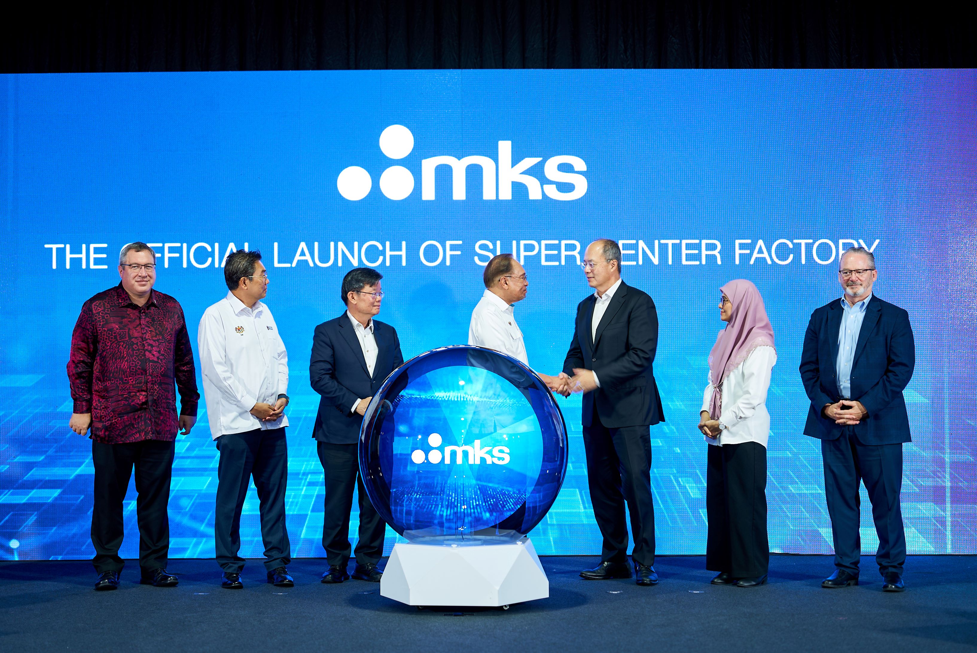 YAB Dato' Seri Utama Anwar bin Ibrahim, Prime Minister of Malaysia congratulates Mr. John T.C. Lee, President and CEO of MKS Inc.