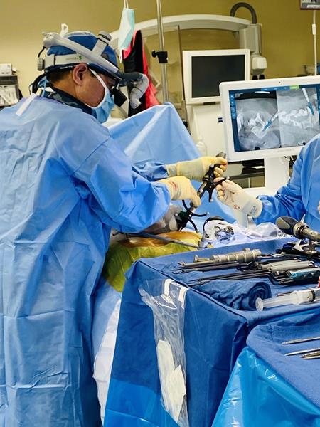 Dr. Tien Le performs a surgery with the Remi Robotic Navigation System