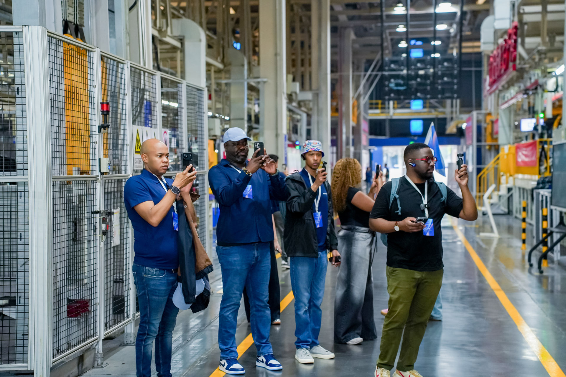 The delegation began its visit at Changan's No.2 Manufacturing Plant, touring the stamping, welding and final assembly workshops.