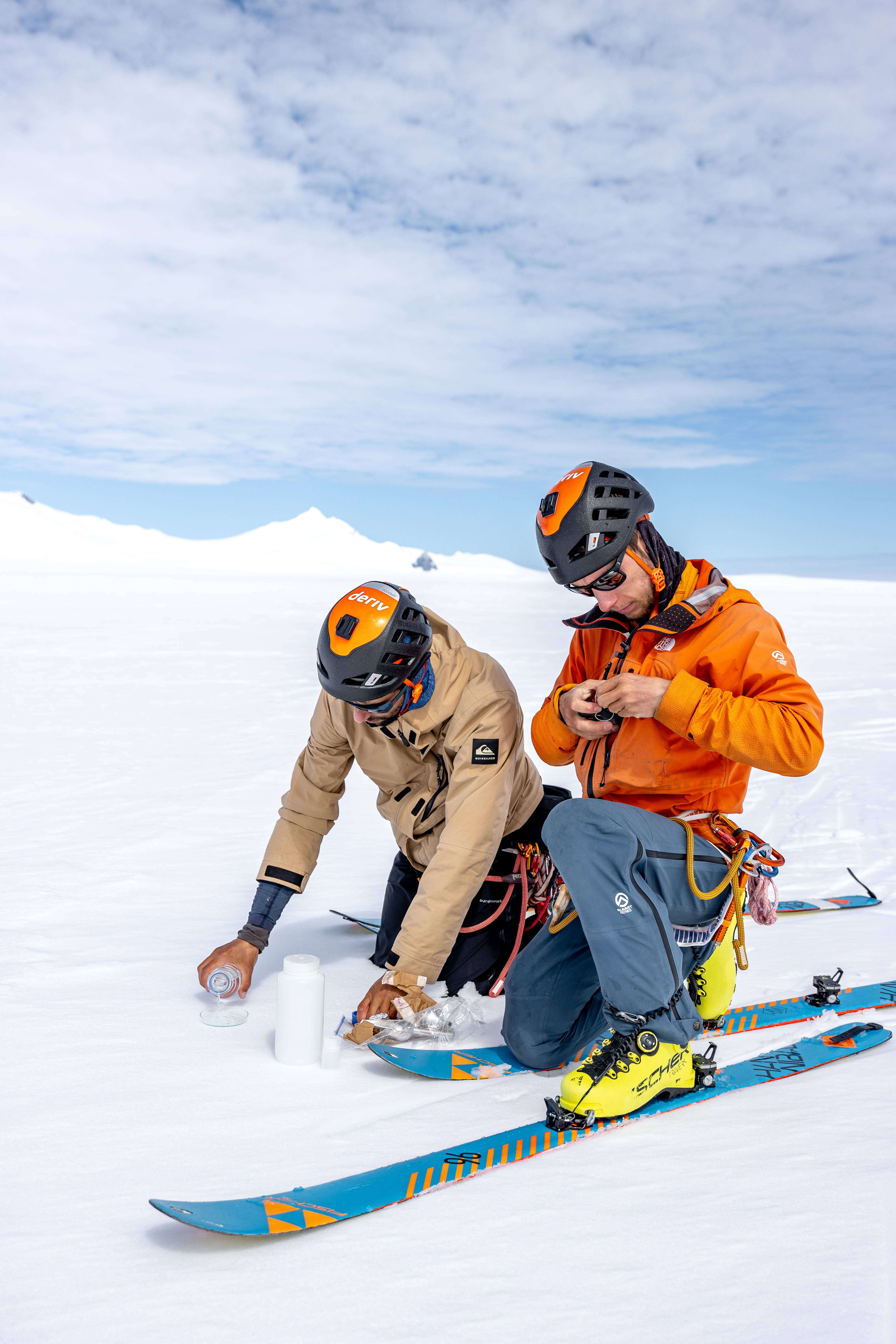 Dois exploradores recolhem amostras de neve no âmbito da expedição Kahuna.