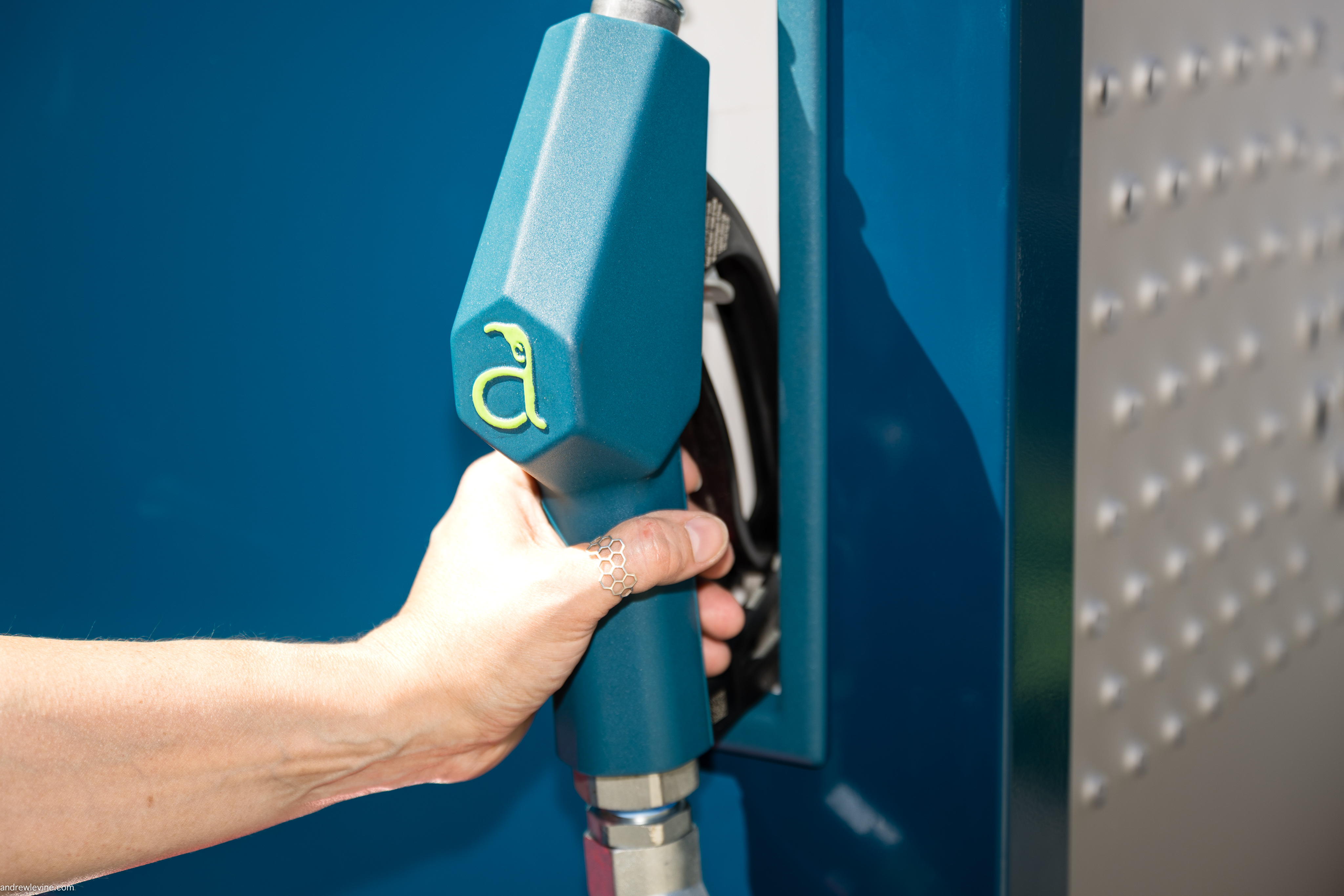 aircela_nozzle_closeup_hand