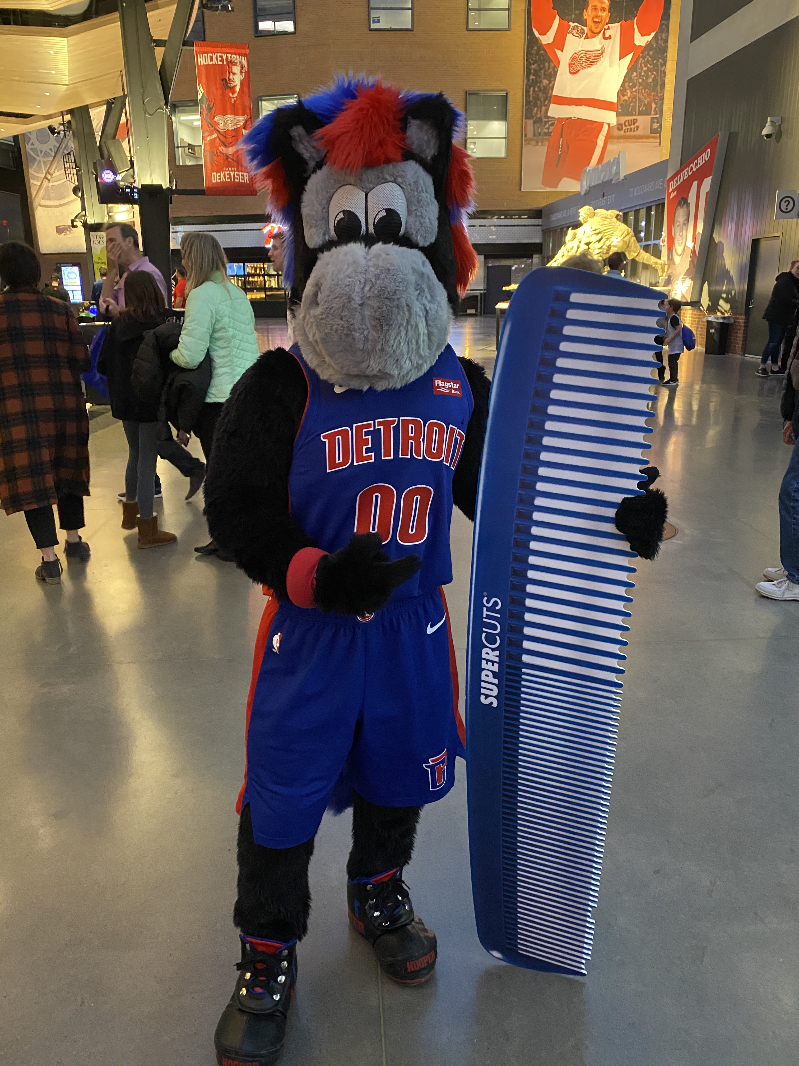 Detroit Lions, Pistons mascots get makeover from artificial