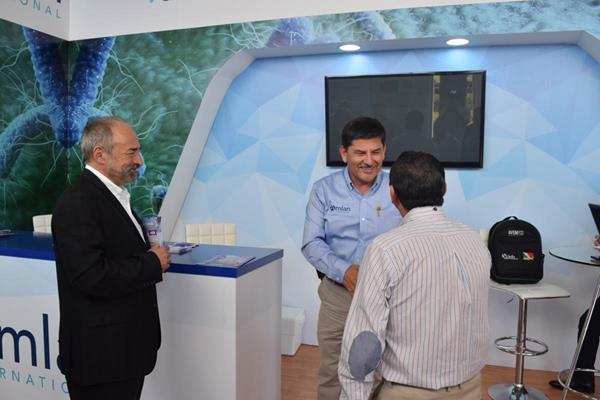 Dr. Abelardo Pérez H., MVZ Meets with Booth Visitors