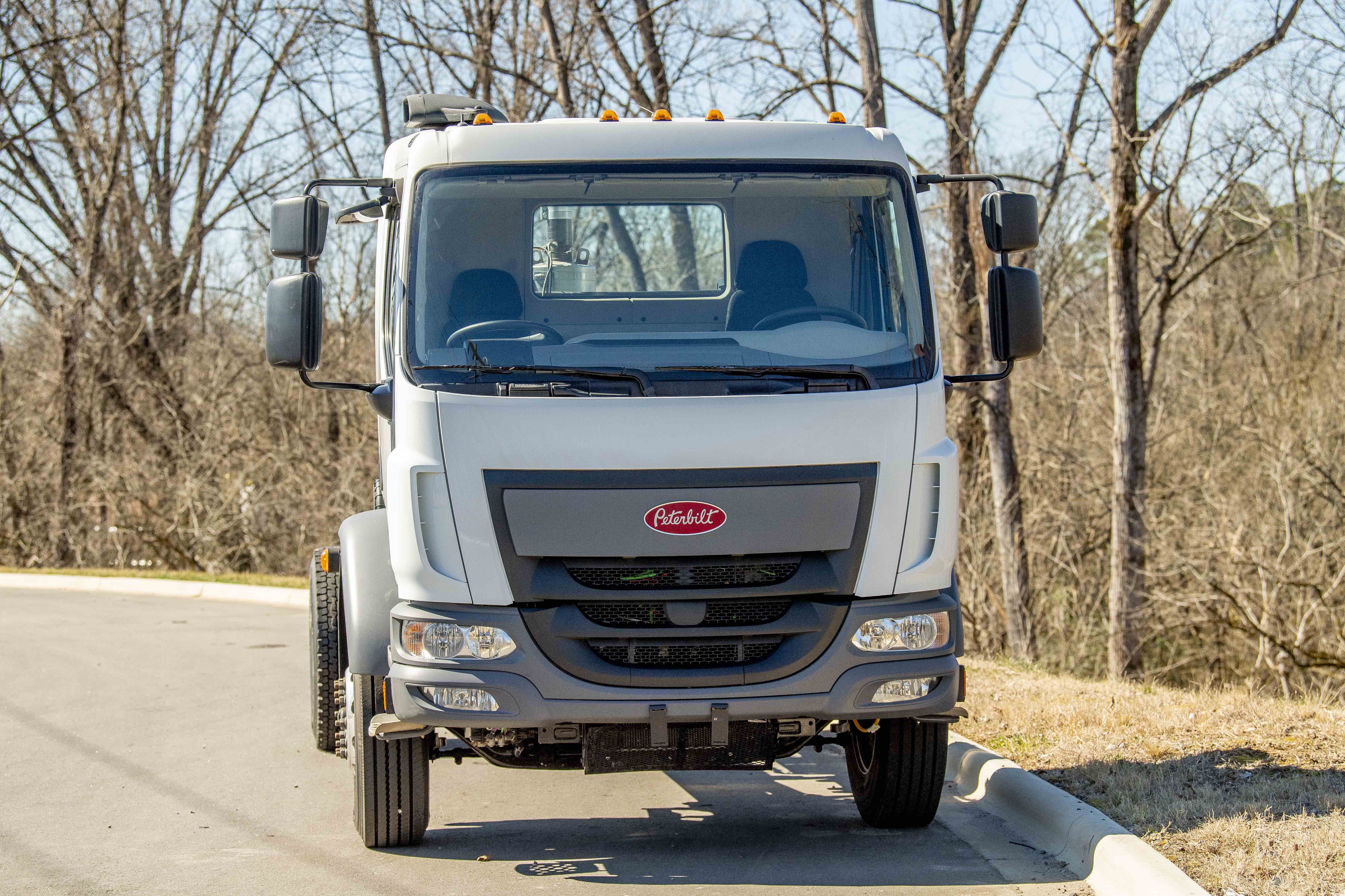 Fontaine Modification Peterbilt 220 front