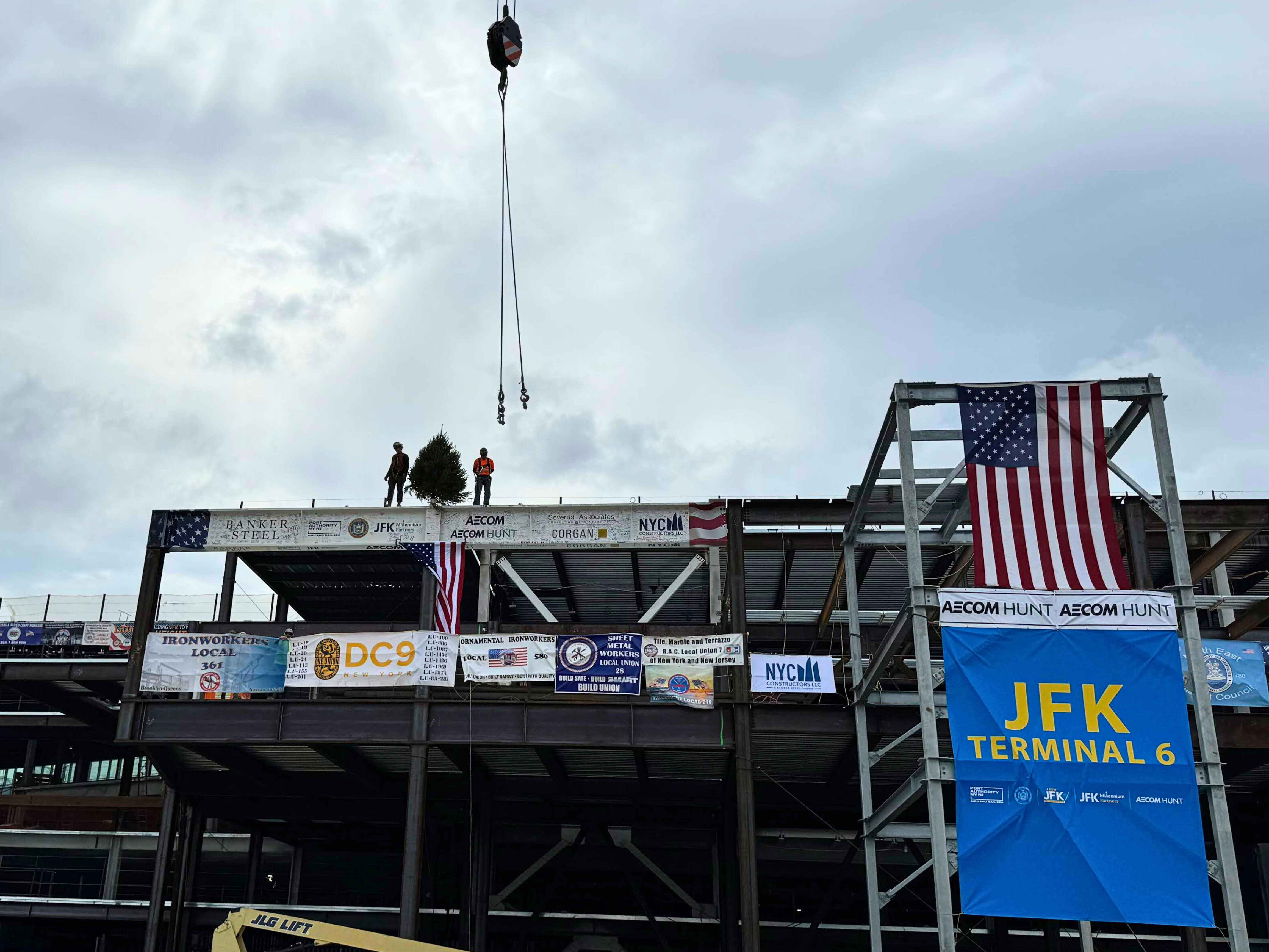 Banker Steel, a division of Schuff Steel Company (“Banker Steel”) and NYC Constructors LLC (“NYCC”) placed the final steel beam in Phase One of John F. Kennedy International Airport’s new Terminal 6, marking the successful fabrication and erection of structural steel for the massive redevelopment project.